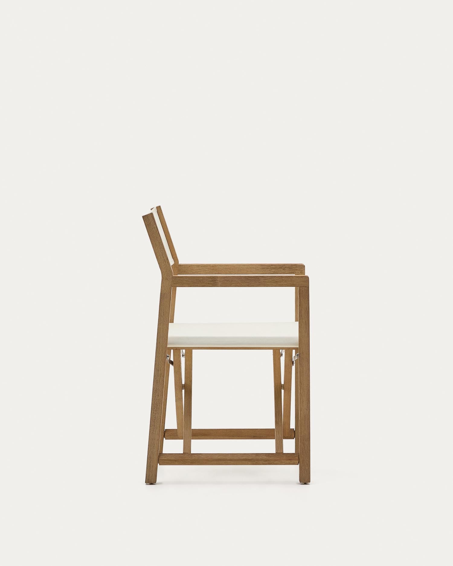 Genießen Sie den eleganten Outdoor-Klappstuhl Vilara in Weiß, gefertigt aus robustem, FSC-zertifiziertem Akazienholz. Perfekt für entspannte Stunden im Freien!