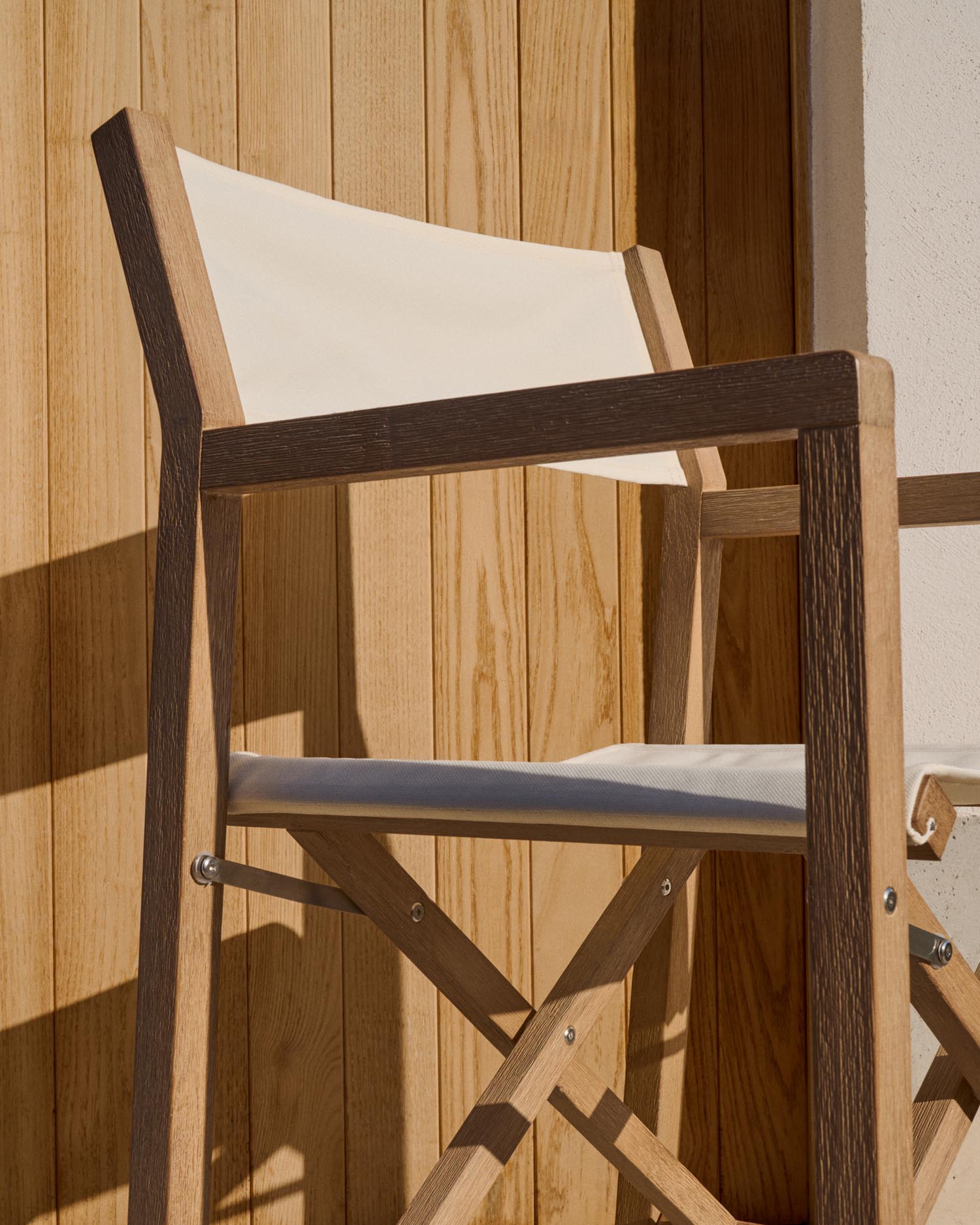 Erleben Sie den stilvollen Klappstuhl Vilara in Weiß aus hochwertigem, FSC-zertifiziertem Akazienholz von Kave Home. Ideal für Ihren Garten!