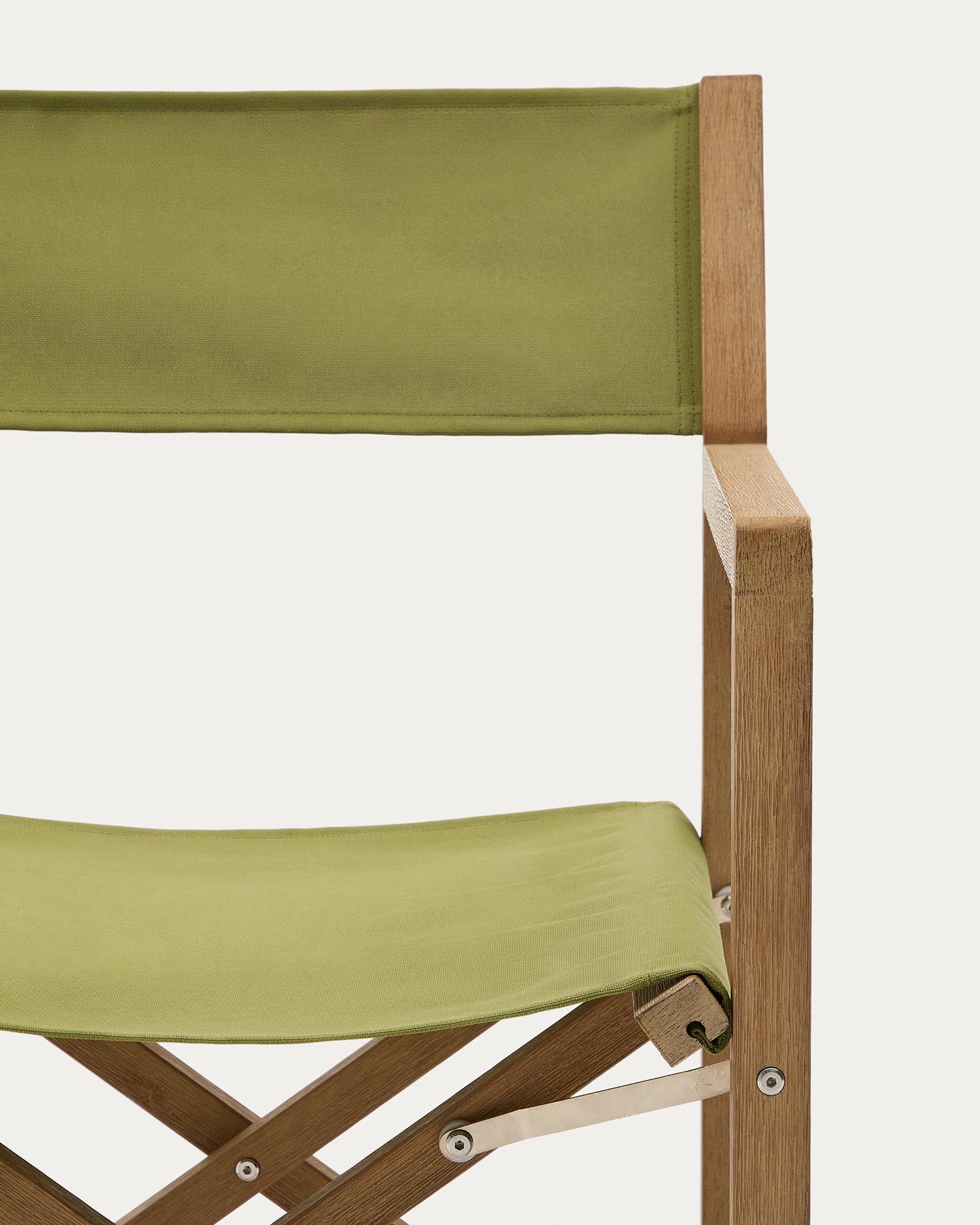 Genießen Sie den eleganten Outdoor-Klappstuhl Vilara in Grün, gefertigt aus nachhaltigem Akazienholz. Perfekt für entspannte Stunden im Freien!