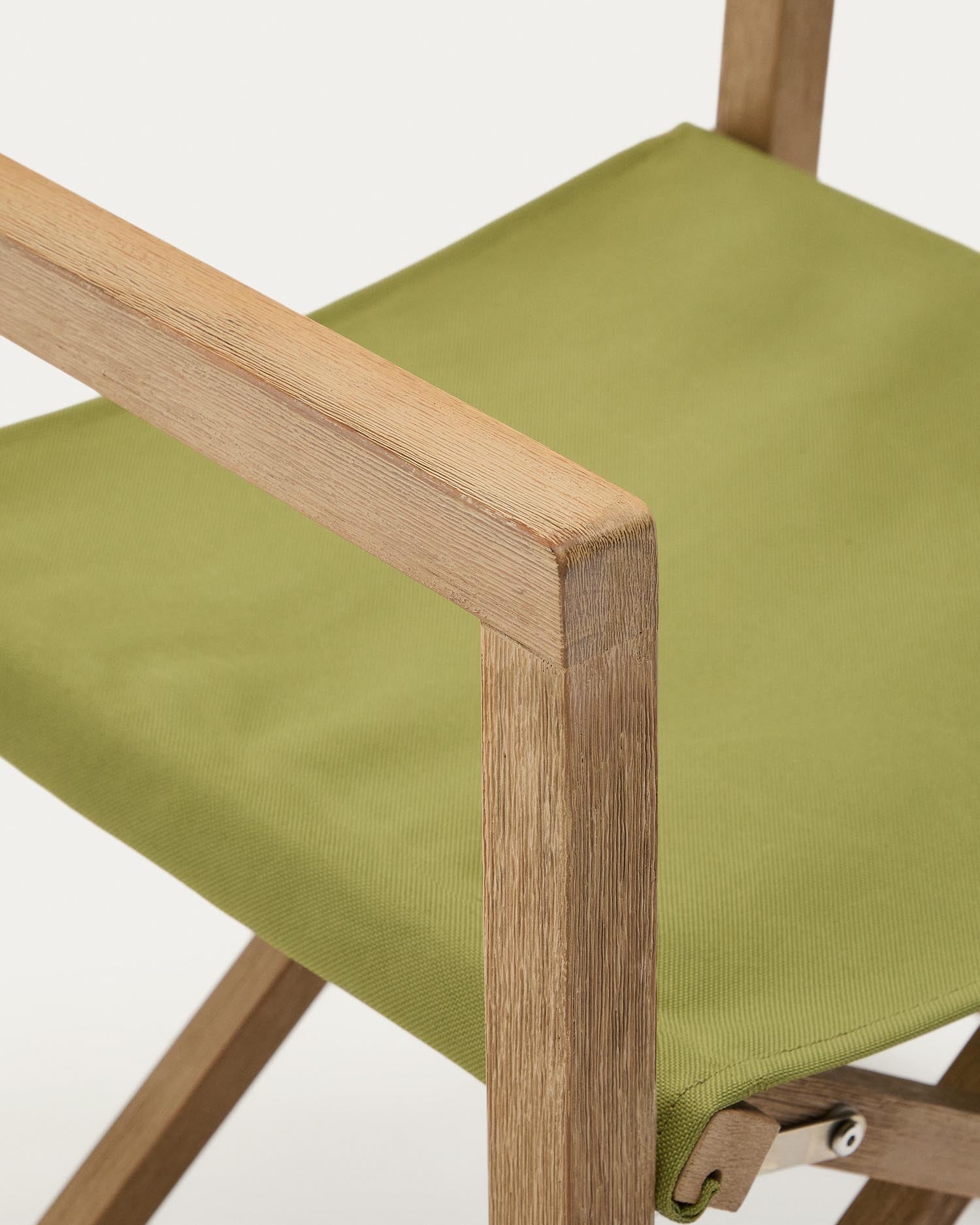 Erleben Sie den stilvollen Klappstuhl Vilara in Grün aus FSC-zertifiziertem Akazienholz. Ideal für Garten und Terrasse, vereint er Komfort und Nachhaltigkeit.