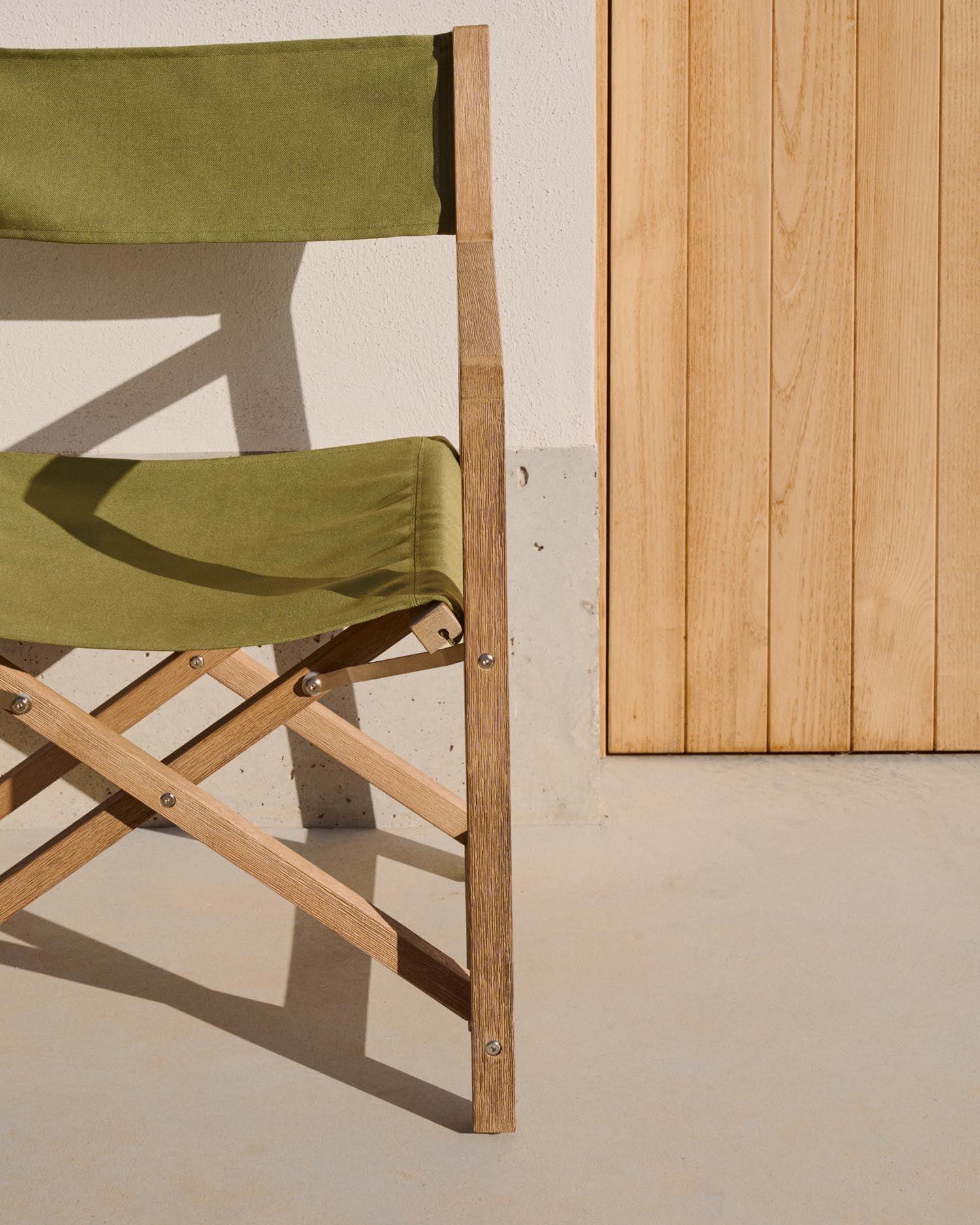 Genießen Sie den eleganten Outdoor-Klappstuhl Vilara in Grün, gefertigt aus nachhaltigem Akazienholz. Perfekt für entspannte Stunden im Freien!