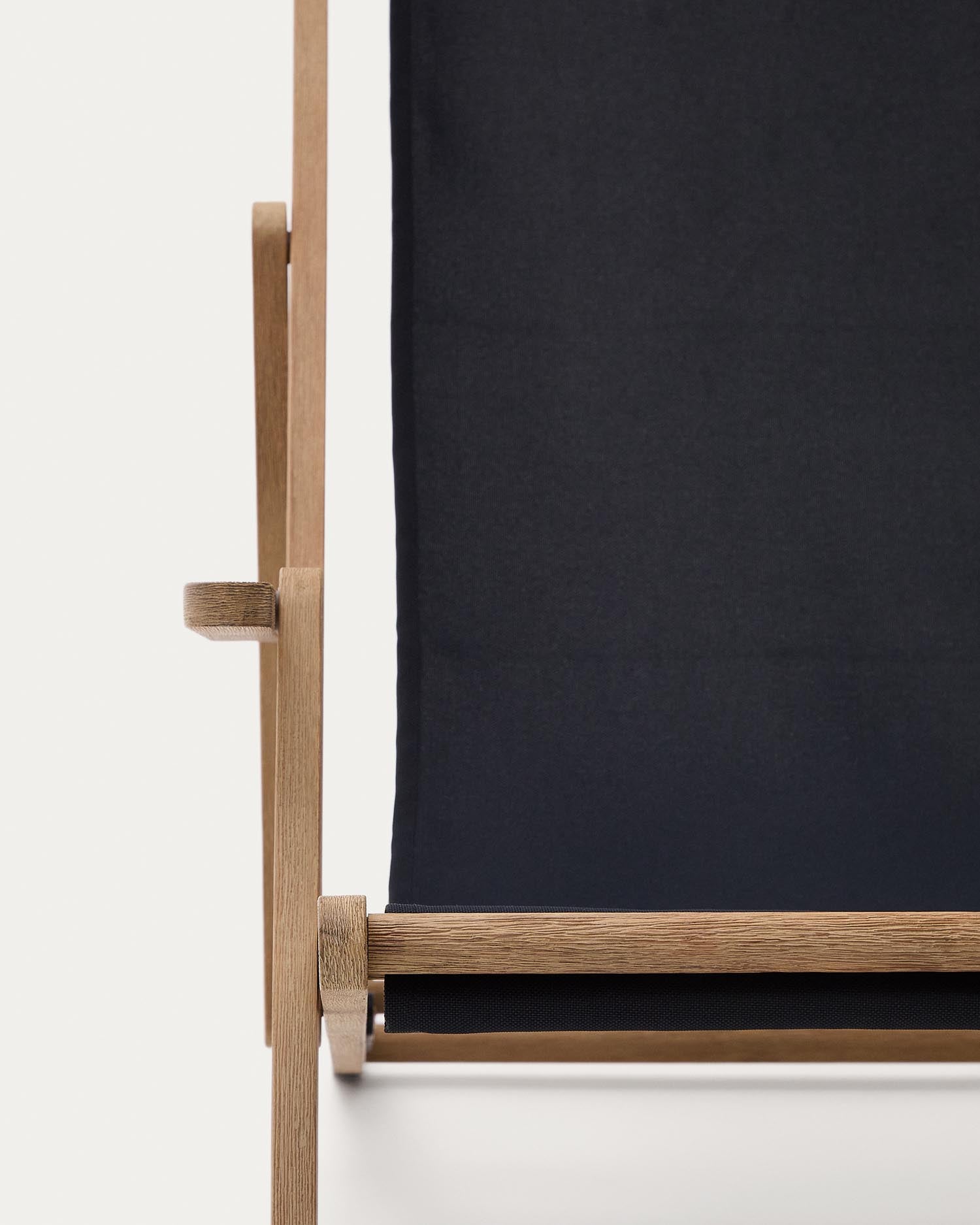 Erleben Sie den klappbaren Outdoor-Liegestuhl Vilara in Schwarz – ein elegantes Möbelstück aus FSC-zertifiziertem Akazienholz, das Komfort und Nachhaltigkeit vereint.