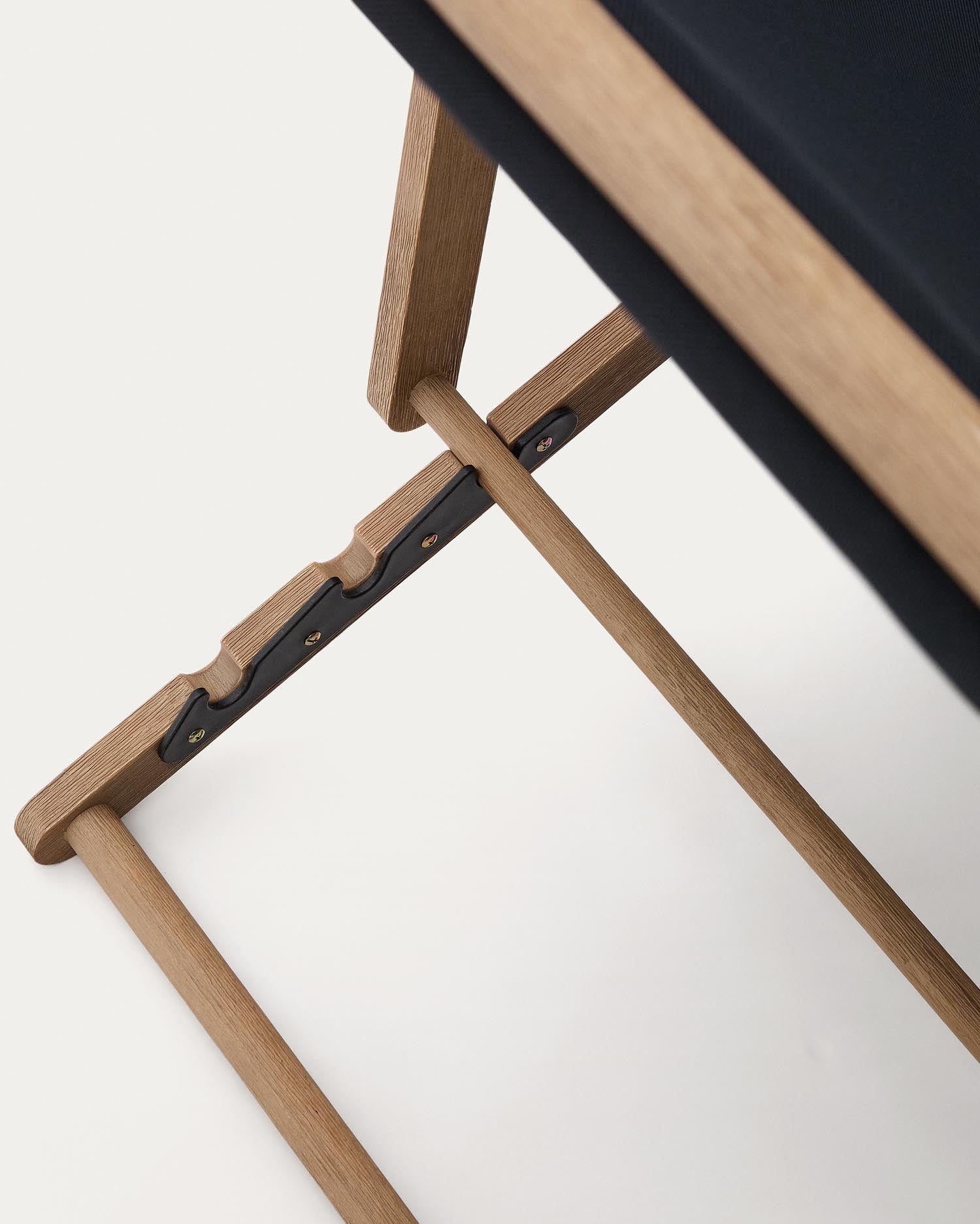 Erleben Sie den klappbaren Outdoor-Liegestuhl Vilara in elegantem Schwarz, gefertigt aus robustem, nachhaltigem Akazienholz – ideal für entspannte Stunden im Freien.