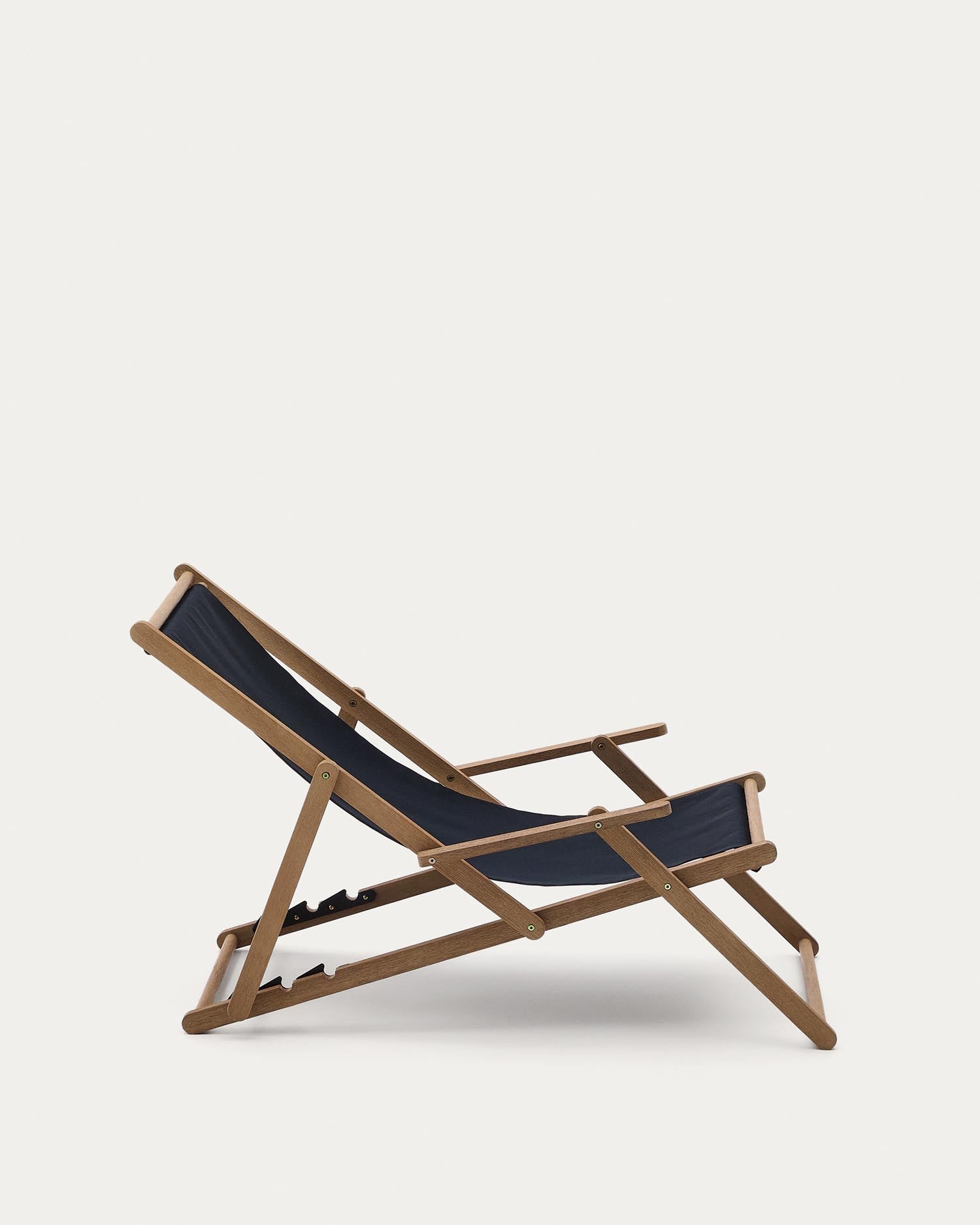 Genießen Sie den klappbaren Outdoor-Liegestuhl Vilara in elegantem Schwarz. Aus nachhaltigem Akazienholz gefertigt, vereint er Komfort und Stil für entspannte Stunden im Freien.