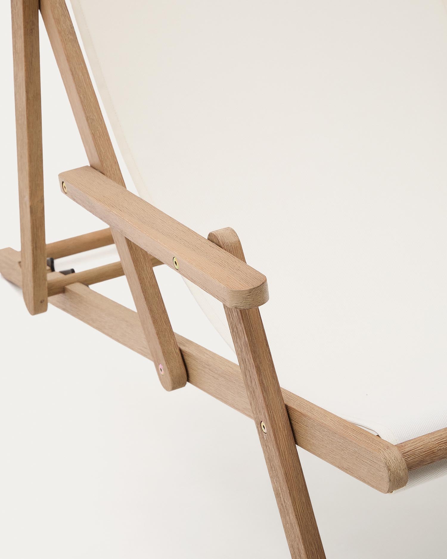 Genießen Sie den eleganten Klapp-Liegestuhl Vilara aus hochwertigem, nachhaltigem Akazienholz. Perfekt für entspannte Stunden im Freien!