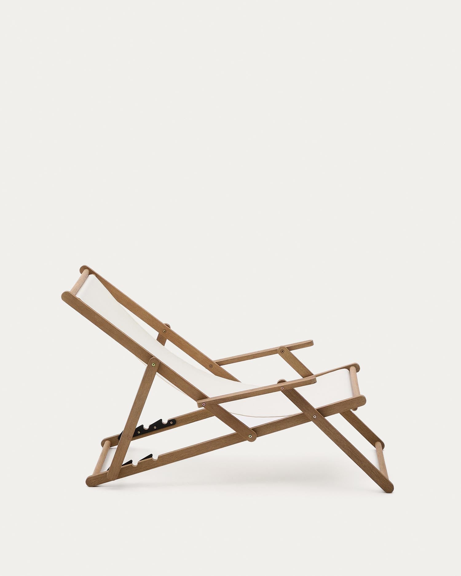 Genießen Sie den eleganten Klapp-Liegestuhl Vilara aus hochwertigem, nachhaltigem Akazienholz. Perfekt für entspannte Stunden im Freien!