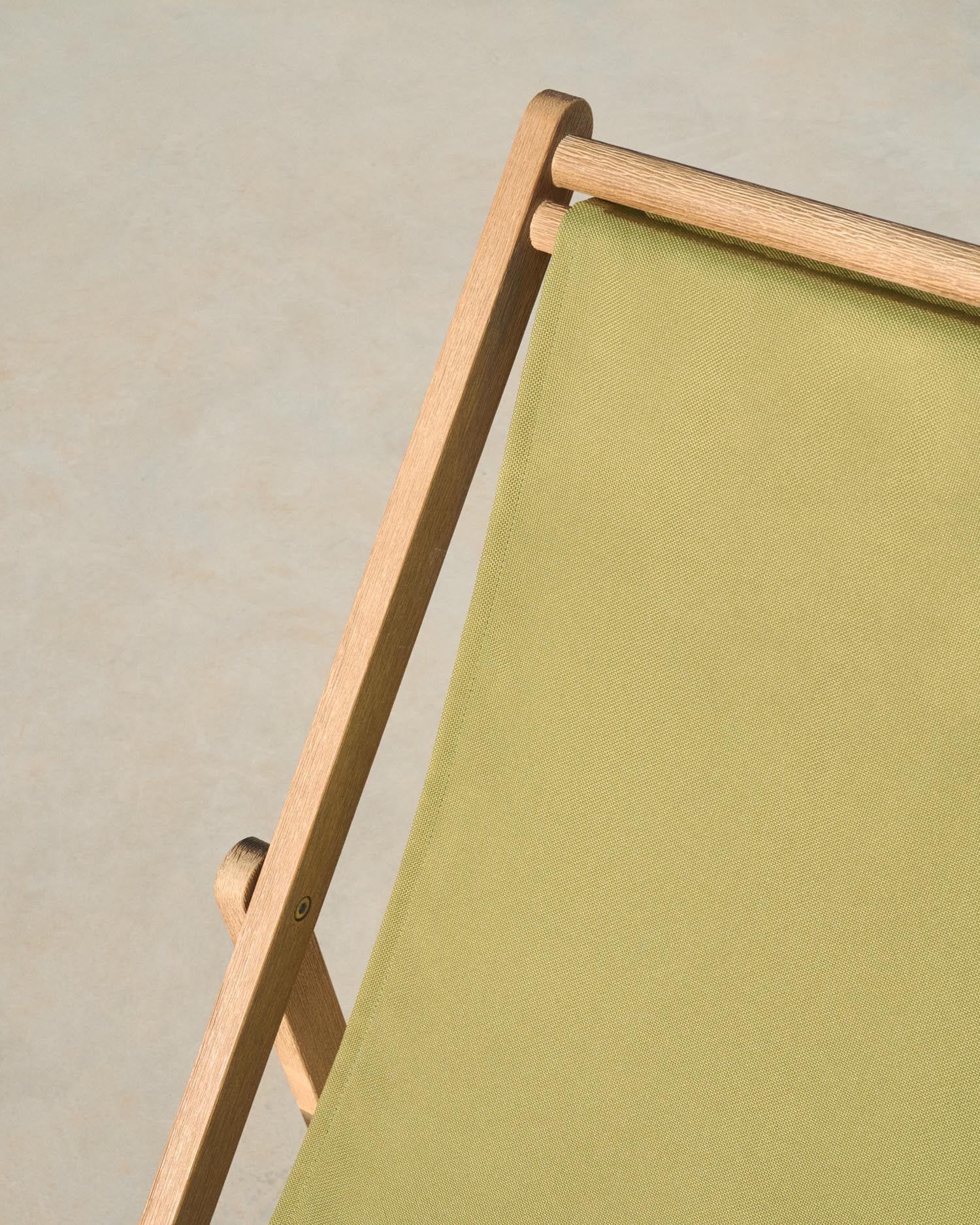 Genießen Sie die Natur im klappbaren Liegestuhl Vilara aus robustem, FSC-zertifiziertem Akazienholz. Perfekt für entspannte Stunden im Freien!