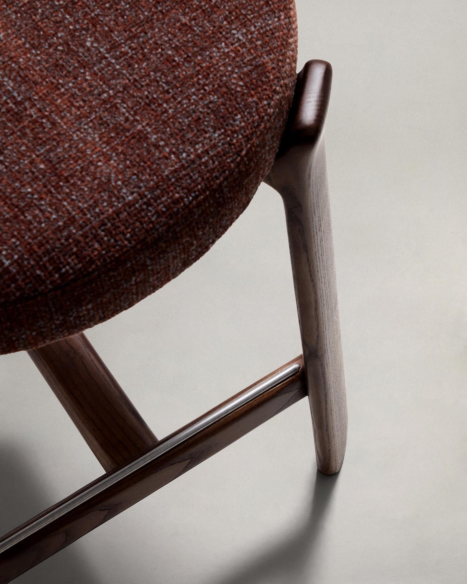 Erleben Sie den Hocker Granite von Kave Home: Ein eleganter Barhocker aus brauner Chenille und robustem Eschenholz, perfekt für stilvolle Wohnräume.