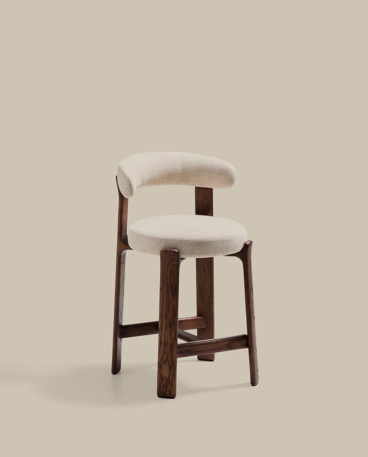 Hocker Granite aus beigefarbener Chenille und massivem Eschenholz mit walnussholzfarbenem Finish, FSC 100%, 65 cm in Beige präsentiert im Onlineshop von KAQTU Design AG. Barstuhl ist von Kave Home