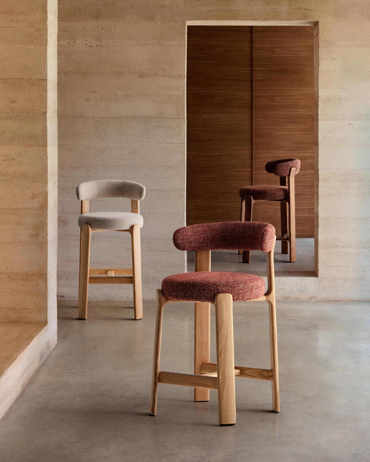 Erleben Sie den Hocker Granite von Kave Home: Beigefarbene Chenille und robustes Eschenholz vereinen sich in einem skandinavischen Design, perfekt für Ihr Zuhause.