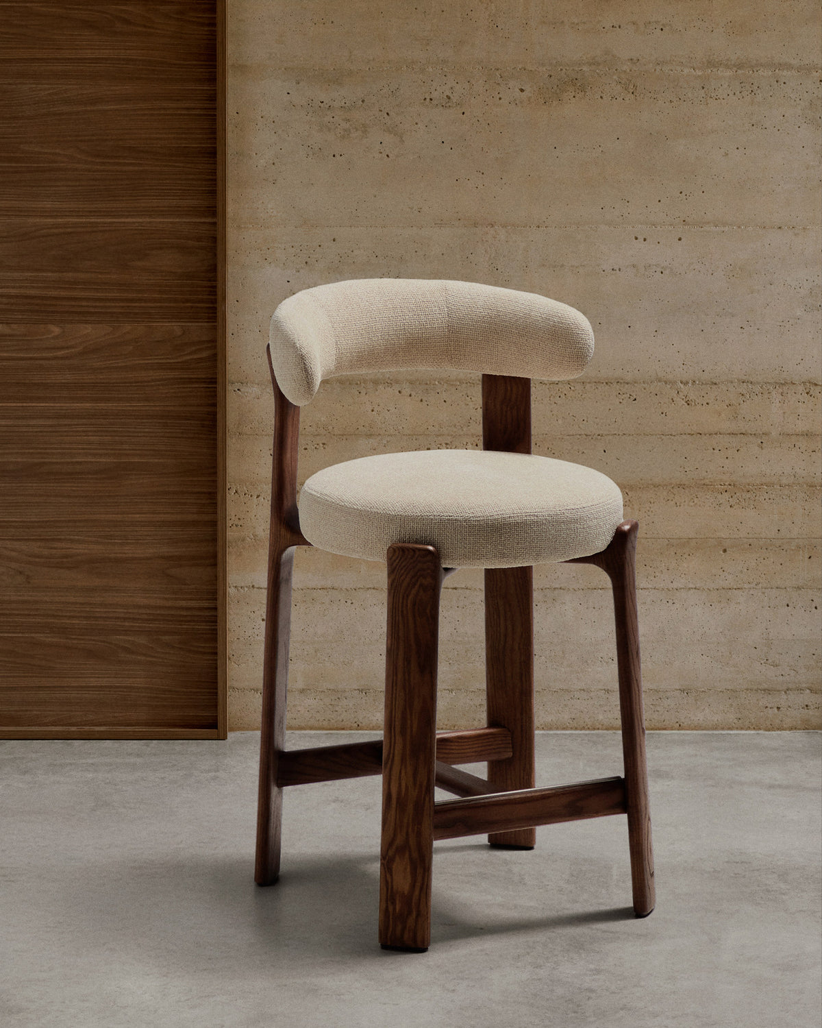 Hocker Granite aus beigefarbener Chenille und massivem Eschenholz mit walnussholzfarbenem Finish, FSC 100%, 65 cm in Beige präsentiert im Onlineshop von KAQTU Design AG. Barstuhl ist von Kave Home