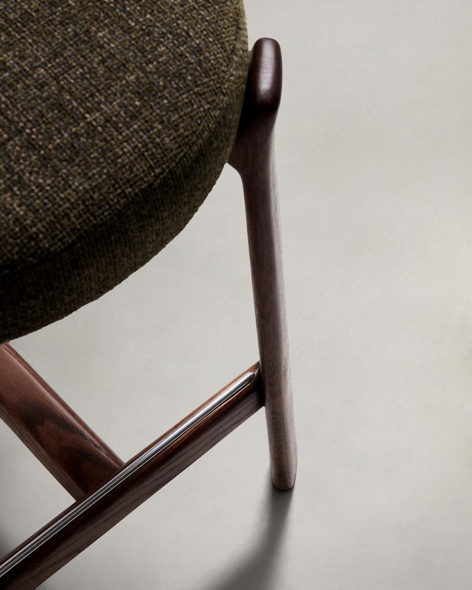 Hocker Granite: Eleganter Barhocker aus grüner Chenille und massivem Eschenholz, perfekt für stilvolle Küchen und Bars. Nachhaltig und zeitlos.