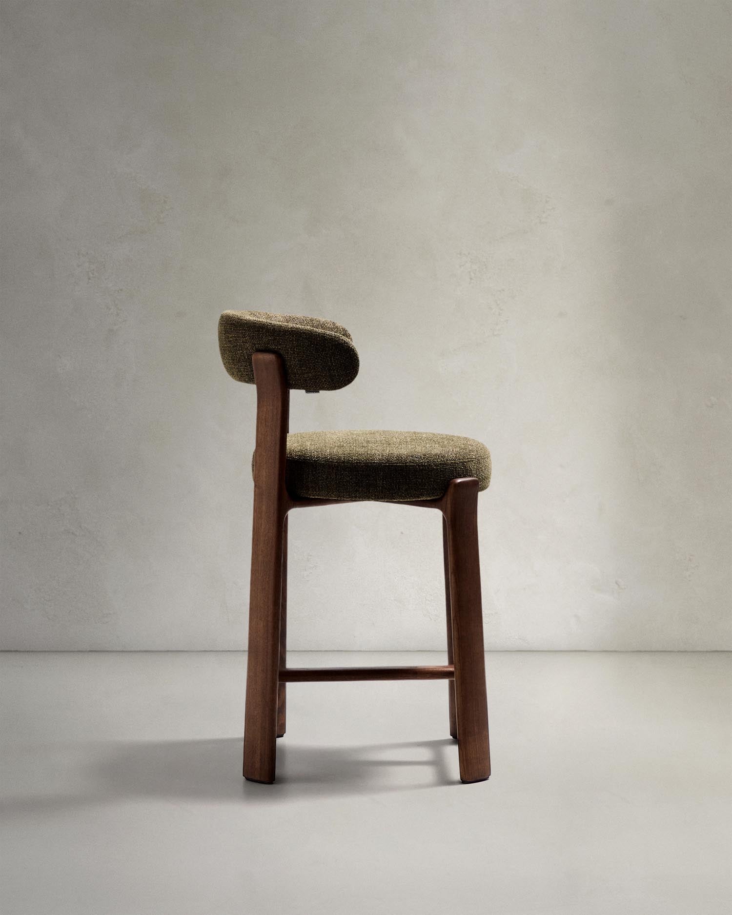 Hocker Granite: Stilvoller Hocker aus grüner Chenille und robustem Eschenholz, ideal für moderne Bars und Küchentresen. Nachhaltig und elegant.