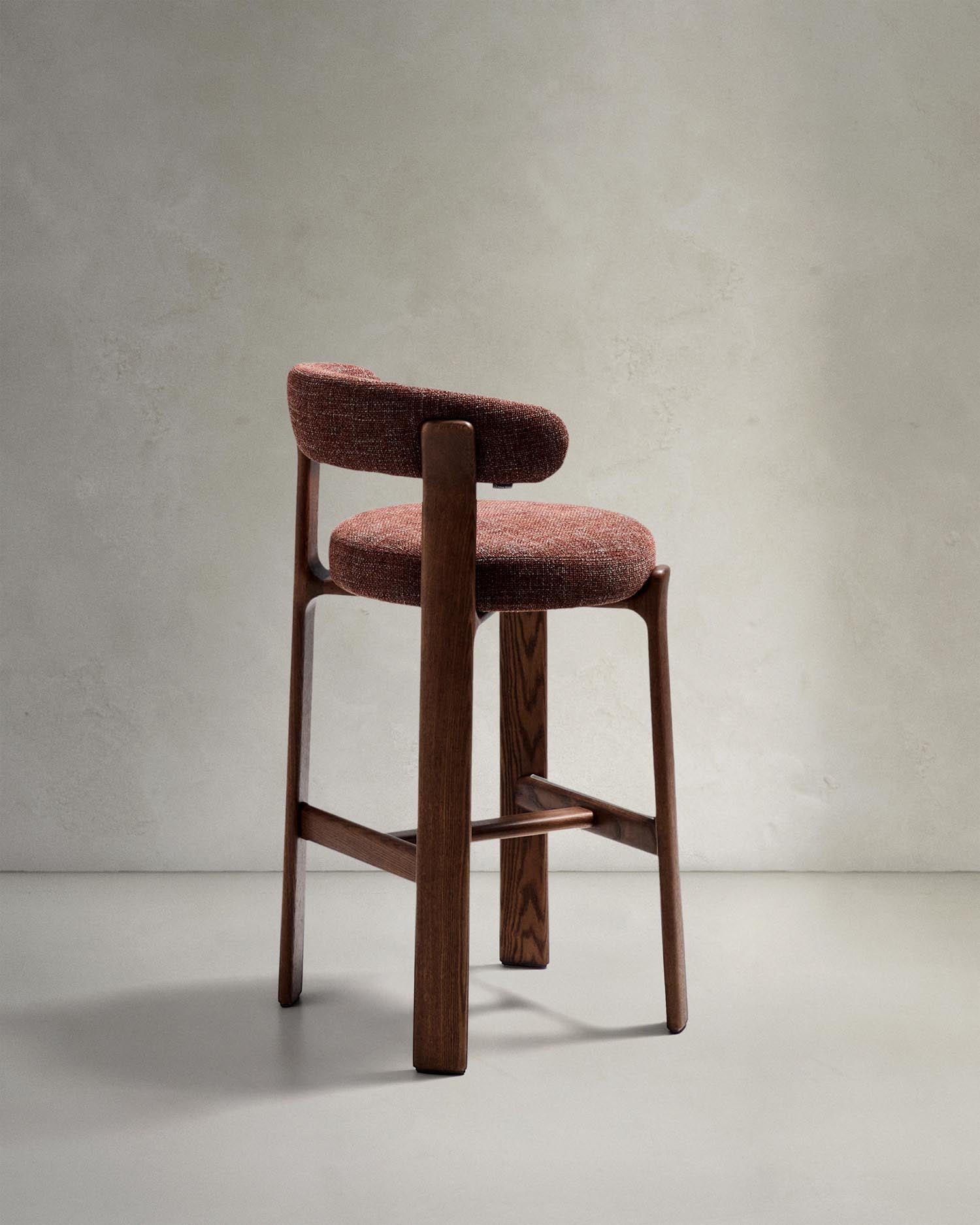 Hocker Granite: Stilvoller Barhocker aus brauner Chenille und robustem Eschenholz. Nachhaltig, bequem und perfekt für Ihr Zuhause.