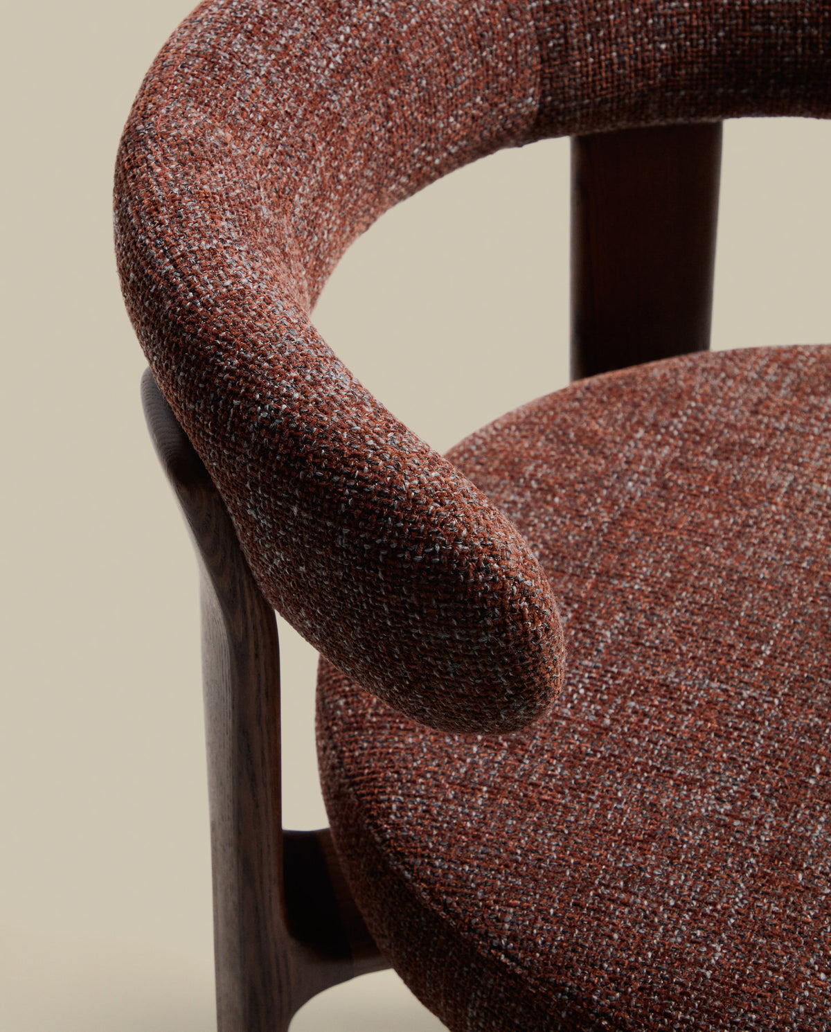 Hocker Granite aus brauner Chenille und massivem Eschenholz mit walnussholzfarbenem Finish, FSC 100%, 75 cm in Braun präsentiert im Onlineshop von KAQTU Design AG. Barstuhl ist von Kave Home