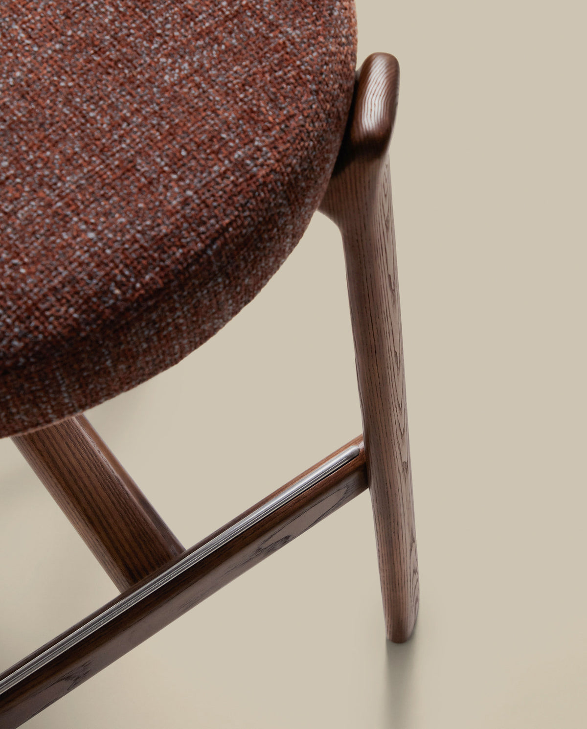 Hocker Granite aus brauner Chenille und massivem Eschenholz mit walnussholzfarbenem Finish, FSC 100%, 75 cm in Braun präsentiert im Onlineshop von KAQTU Design AG. Barstuhl ist von Kave Home