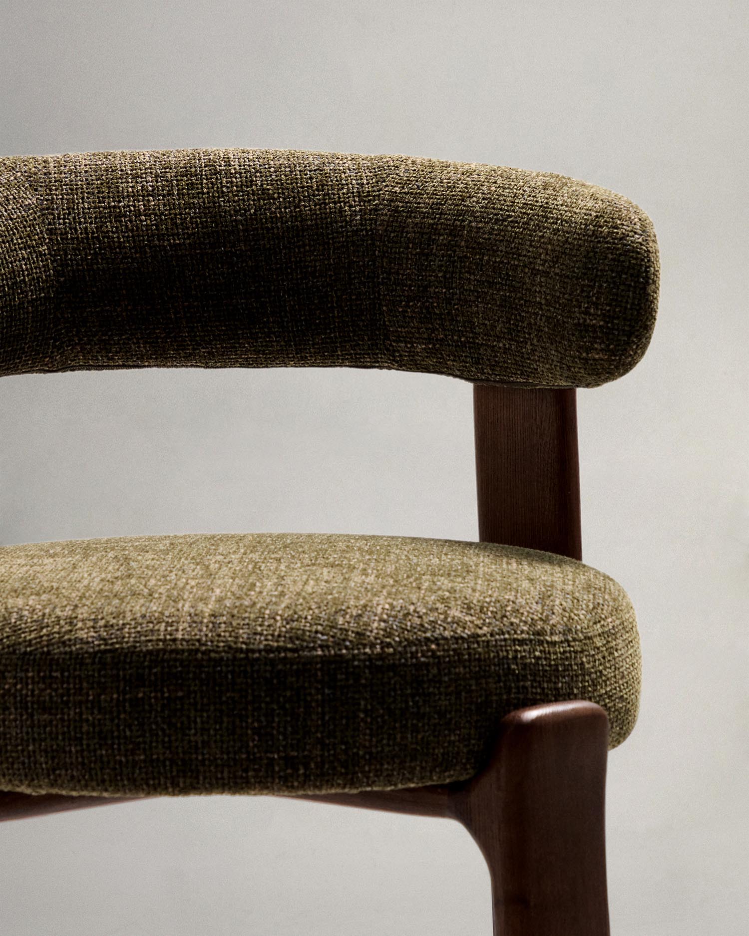 Entdecken Sie den Hocker Granite von Kave Home: Ein stilvoller Barhocker aus grünem Chenille und robustem Eschenholz, perfekt für Ihr Zuhause.