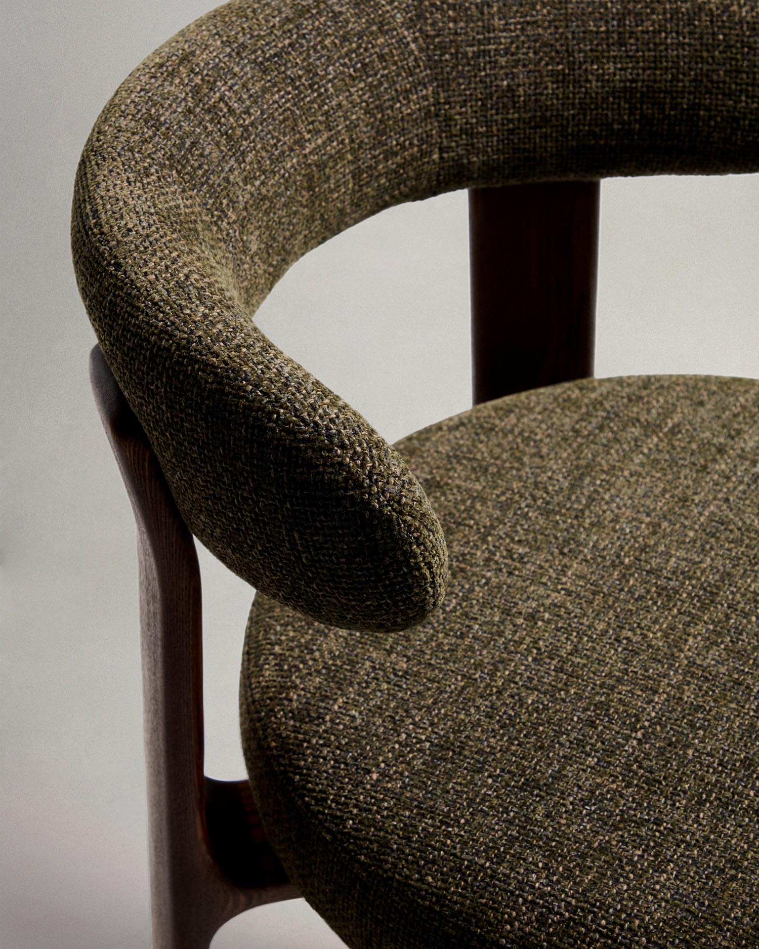 Erleben Sie den Hocker Granite von Kave Home: Ein eleganter Barhocker aus grünem Chenille und solidem Eschenholz, ideal für stilvolle Räume.