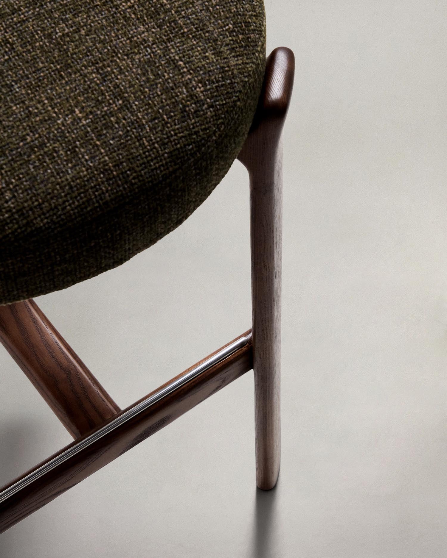 Entdecken Sie den Hocker Granite von Kave Home: Ein stilvoller Barhocker aus grünem Chenille und robustem Eschenholz, perfekt für Ihr Zuhause.