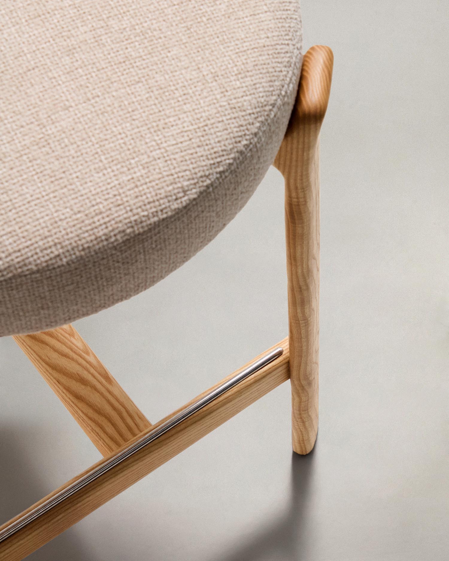 Erleben Sie den Hocker Granite von Kave Home: Bequeme Chenille trifft auf robustes Eschenholz in einem eleganten skandinavischen Stil.