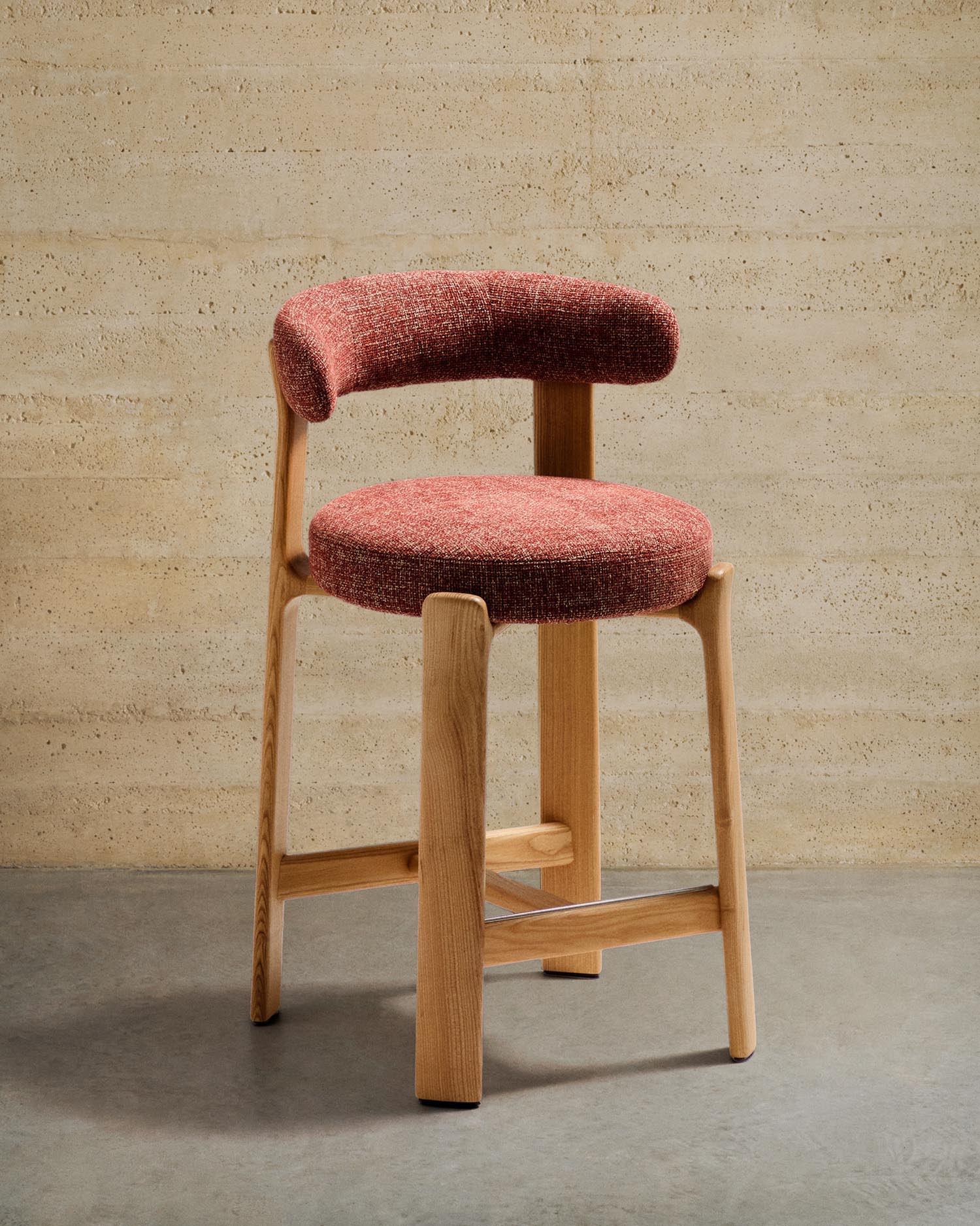 Entdecken Sie den Hocker Granite von Kave Home: Eleganz in terrakottafarbener Chenille und robustem Eschenholz. Ideal für jeden Raum!