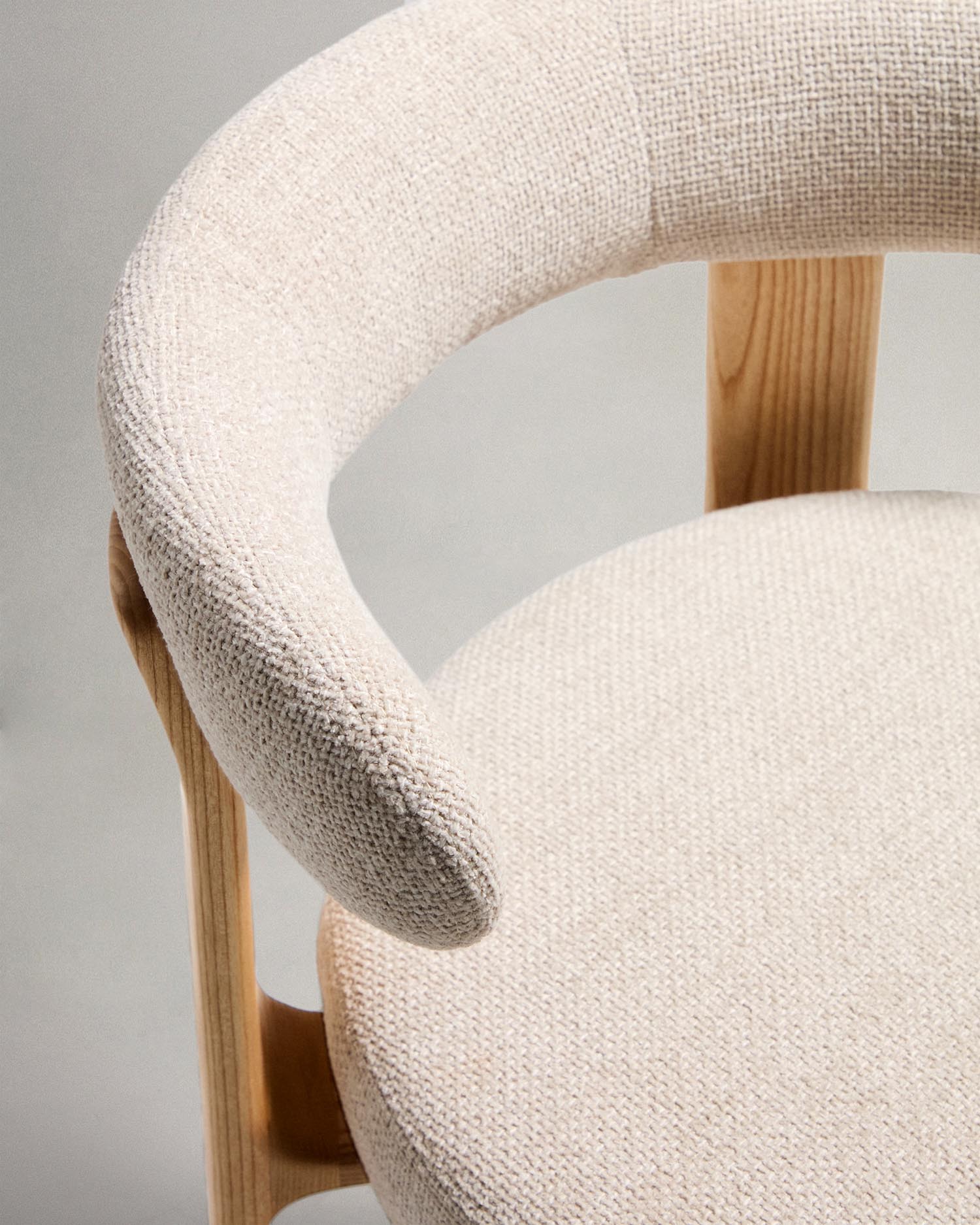 Hocker Granite: Eleganter Hocker aus beiger Chenille und massivem Eschenholz, ideal für Bar und Küche. Nachhaltig und stilvoll!