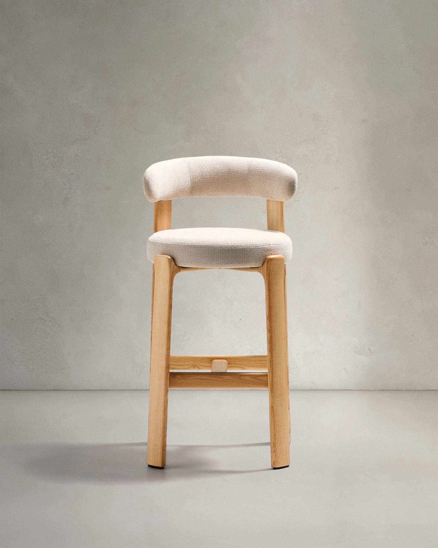 Hocker Granite: Eleganter Hocker aus beiger Chenille und massivem Eschenholz, ideal für Bar und Küche. Nachhaltig und stilvoll!