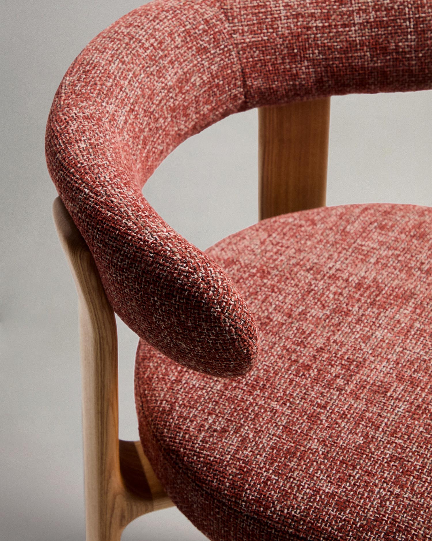 Hocker Granite: Eleganter Hocker in terrakottafarbener Chenille und massivem Eschenholz. Ideal für Bar und Küche, vereint Stil und Nachhaltigkeit.