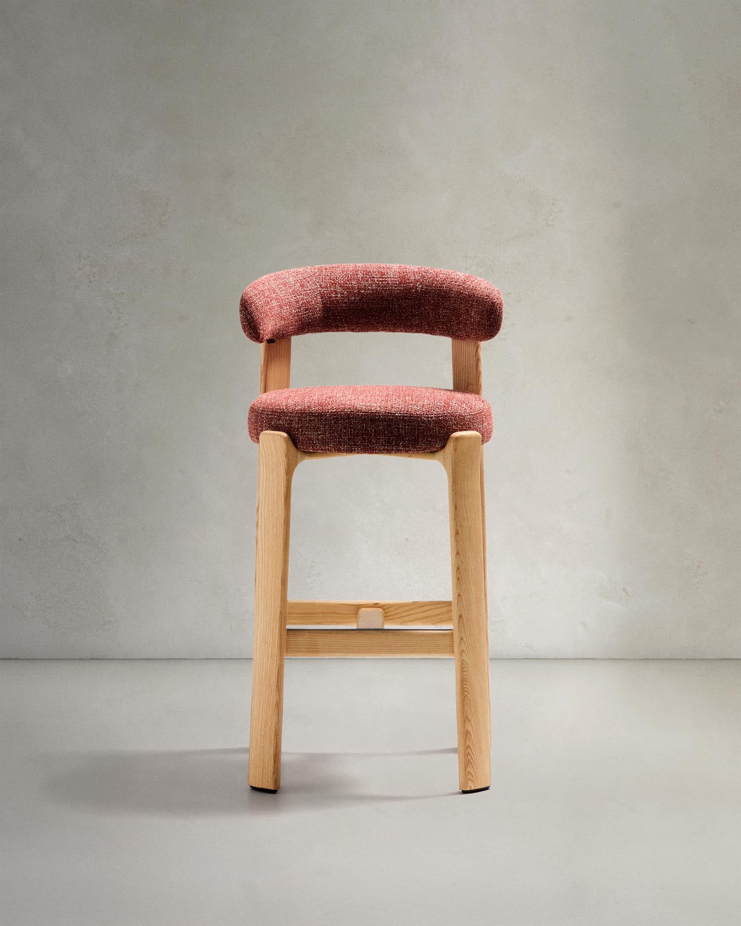 Hocker Granite: Eleganter Hocker in terrakottafarbener Chenille und massivem Eschenholz. Ideal für Bar und Küche, vereint Stil und Nachhaltigkeit.