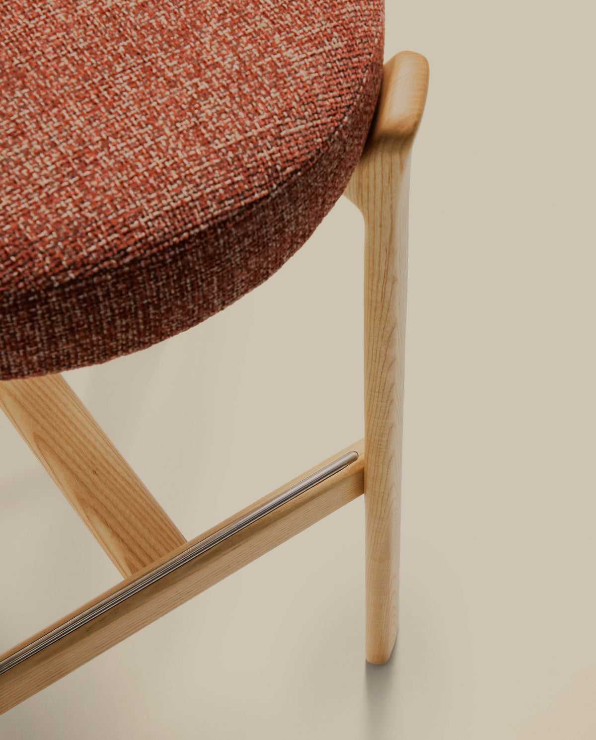 Hocker Granite aus terrakottafarbener Chenille und massivem Eschenholz mit naturfarbenem Finish, FSC 100%, 75 cm in Terrakotta präsentiert im Onlineshop von KAQTU Design AG. Barstuhl ist von Kave Home