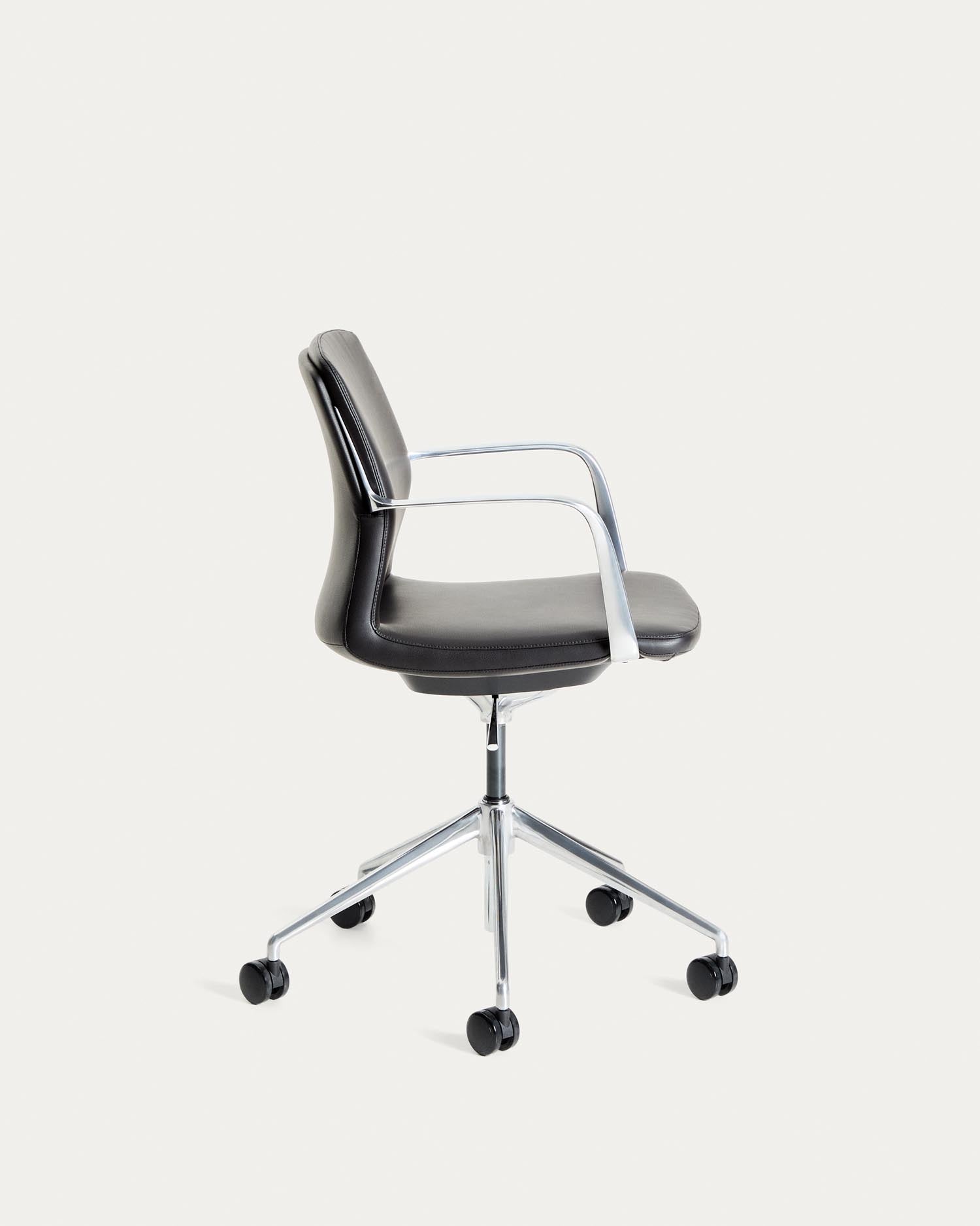 Erleben Sie den Schreibtischstuhl Nerlan von Kave Home: Elegantes Design, ergonomische Unterstützung und langlebige Materialien für Ihr modernes Büro.