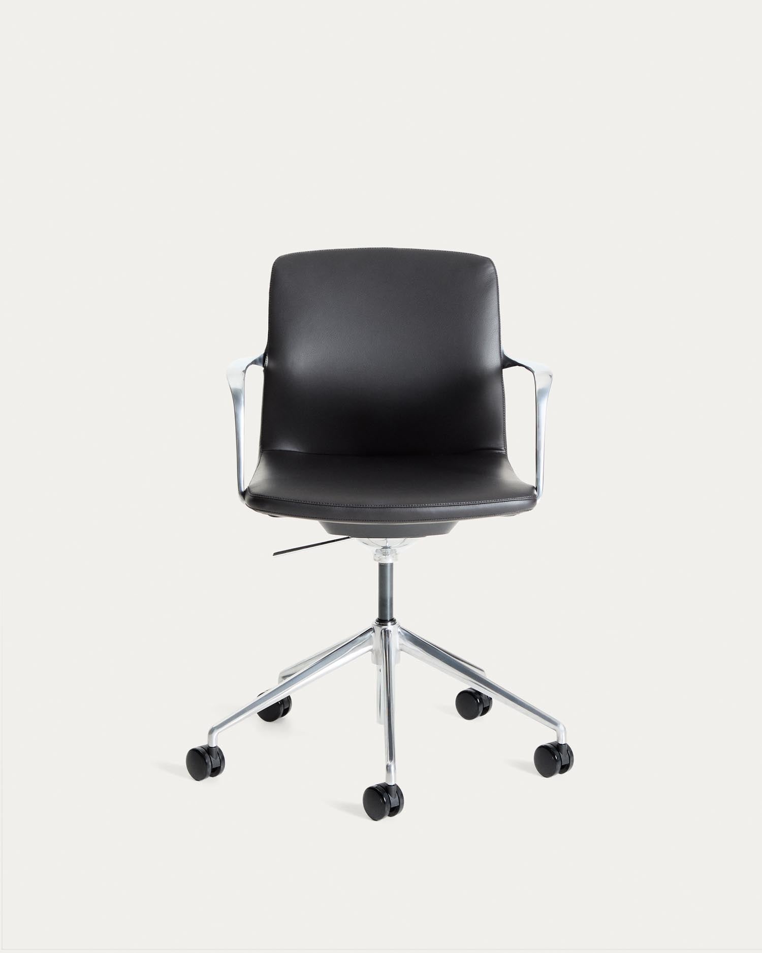 Erleben Sie den Schreibtischstuhl Nerlan von Kave Home: Elegantes Design aus schwarzem Kunstleder, ergonomische Unterstützung und langlebige Materialien für Ihr Büro.