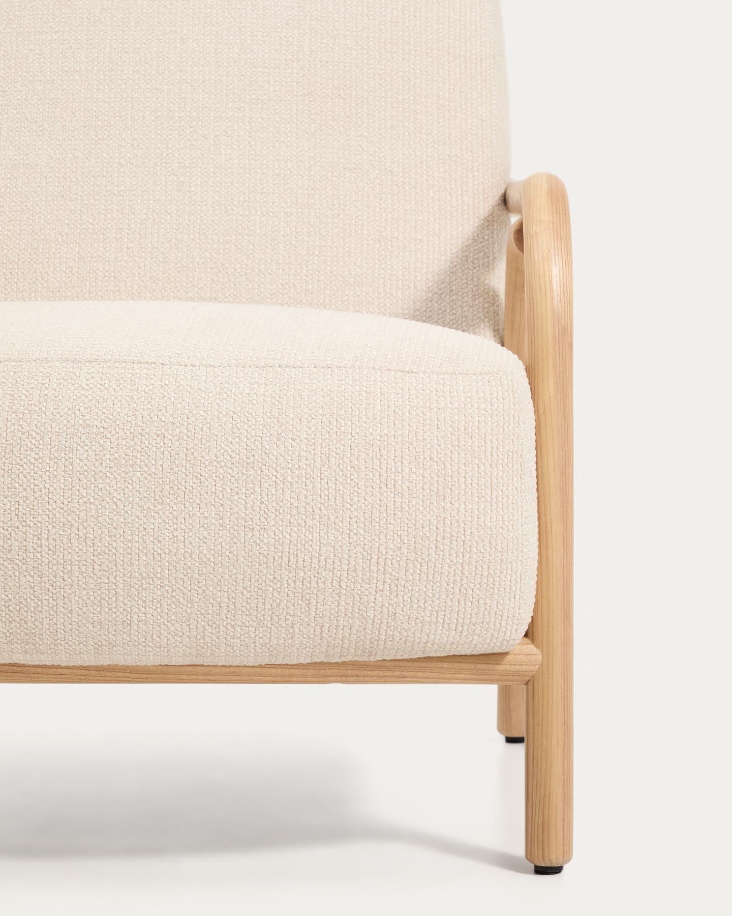 Sessel Sylo aus beiger Chenille und massivem Eschenholz mit naturfarbenem Finish, FSC 100 % in Beige präsentiert im Onlineshop von KAQTU Design AG. Sessel ist von Kave Home