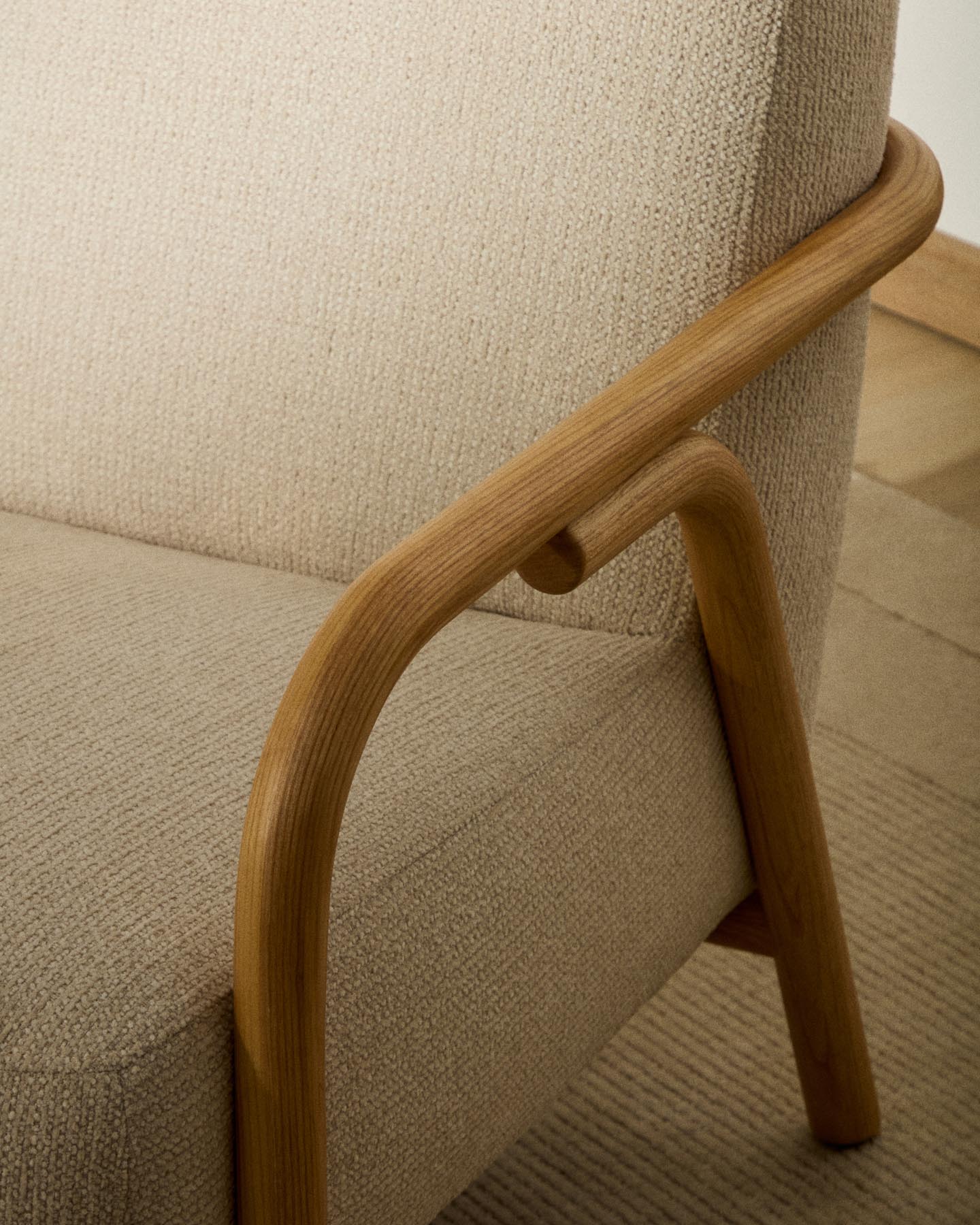 Sessel Sylo aus beiger Chenille und massivem Eschenholz mit naturfarbenem Finish, FSC 100 % in Beige präsentiert im Onlineshop von KAQTU Design AG. Sessel ist von Kave Home