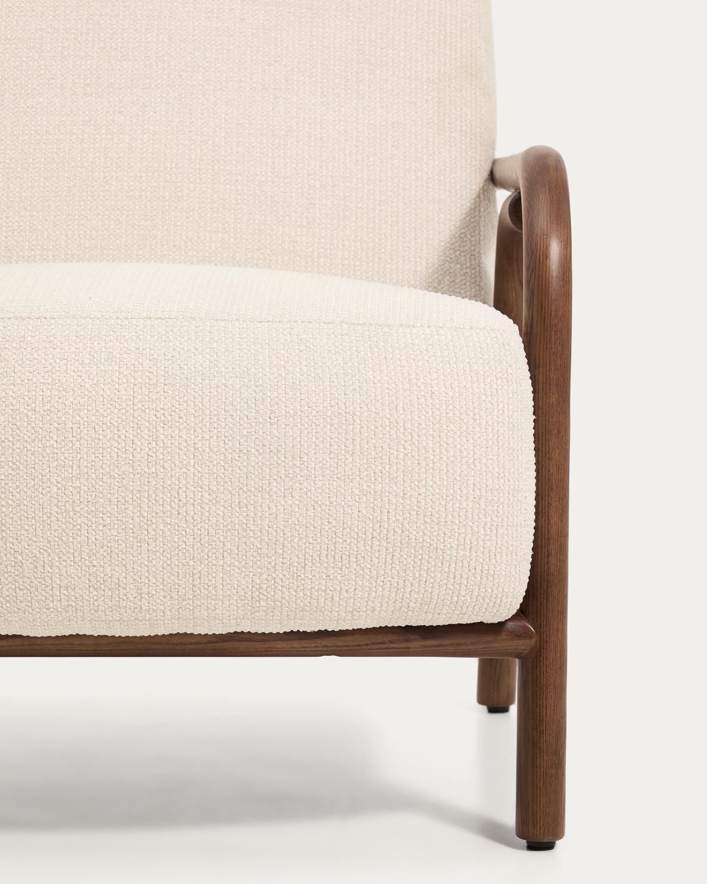 Sessel Sylo aus beiger Chenille und massivem Eschenholz mit nussbaumfarbenem Finish, FSC 100 % in Beige präsentiert im Onlineshop von KAQTU Design AG. Sessel ist von Kave Home