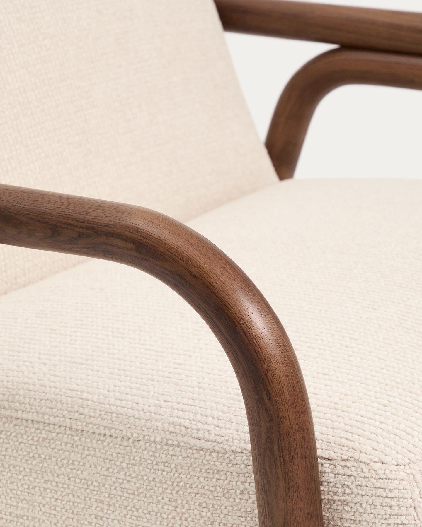 Sessel Sylo aus beiger Chenille und massivem Eschenholz mit nussbaumfarbenem Finish, FSC 100 % in Beige präsentiert im Onlineshop von KAQTU Design AG. Sessel ist von Kave Home