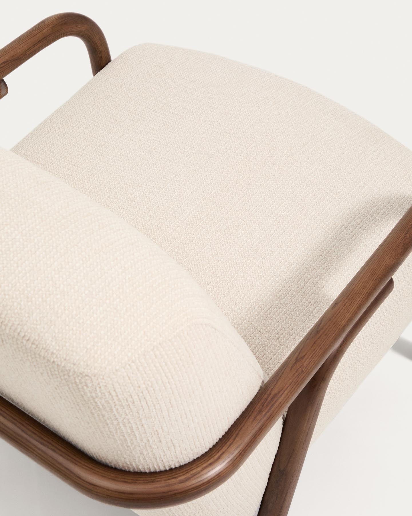 Sessel Sylo aus beiger Chenille und massivem Eschenholz mit nussbaumfarbenem Finish, FSC 100 % in Beige präsentiert im Onlineshop von KAQTU Design AG. Sessel ist von Kave Home