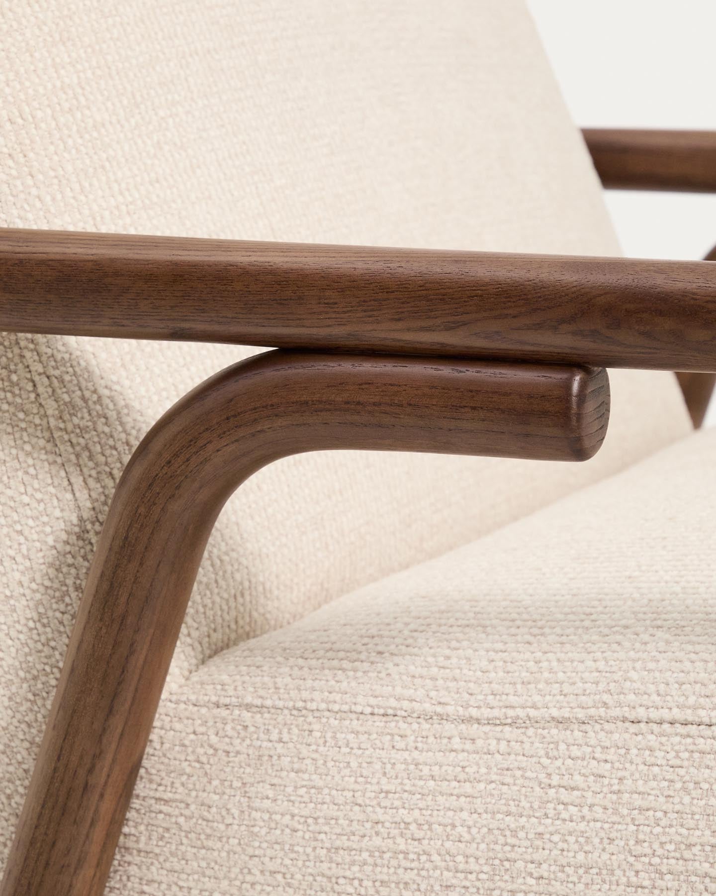 Sessel Sylo aus beiger Chenille und massivem Eschenholz mit nussbaumfarbenem Finish, FSC 100 % in Beige präsentiert im Onlineshop von KAQTU Design AG. Sessel ist von Kave Home