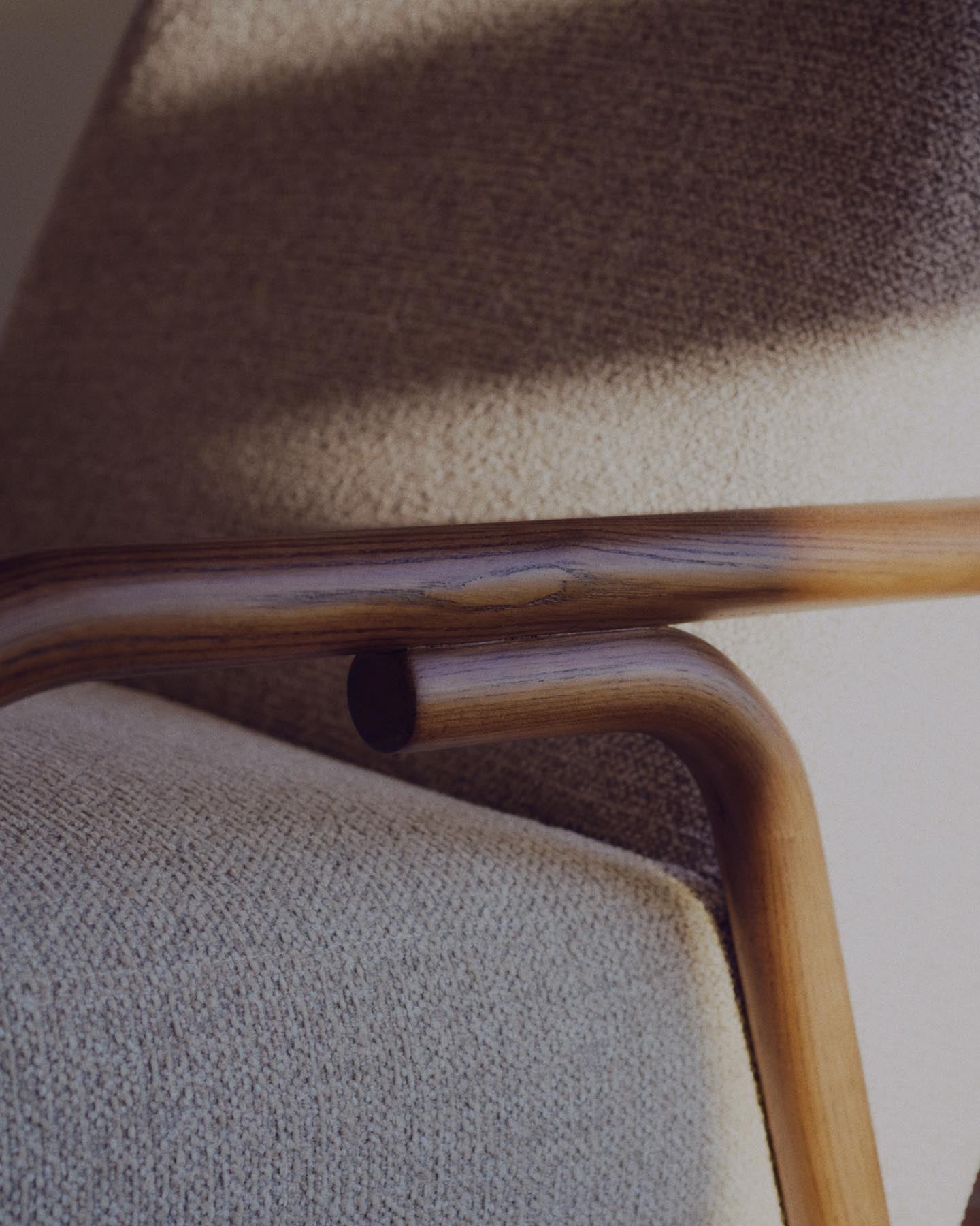 Sessel Sylo aus beiger Chenille und massivem Eschenholz mit nussbaumfarbenem Finish, FSC 100 % in Beige präsentiert im Onlineshop von KAQTU Design AG. Sessel ist von Kave Home