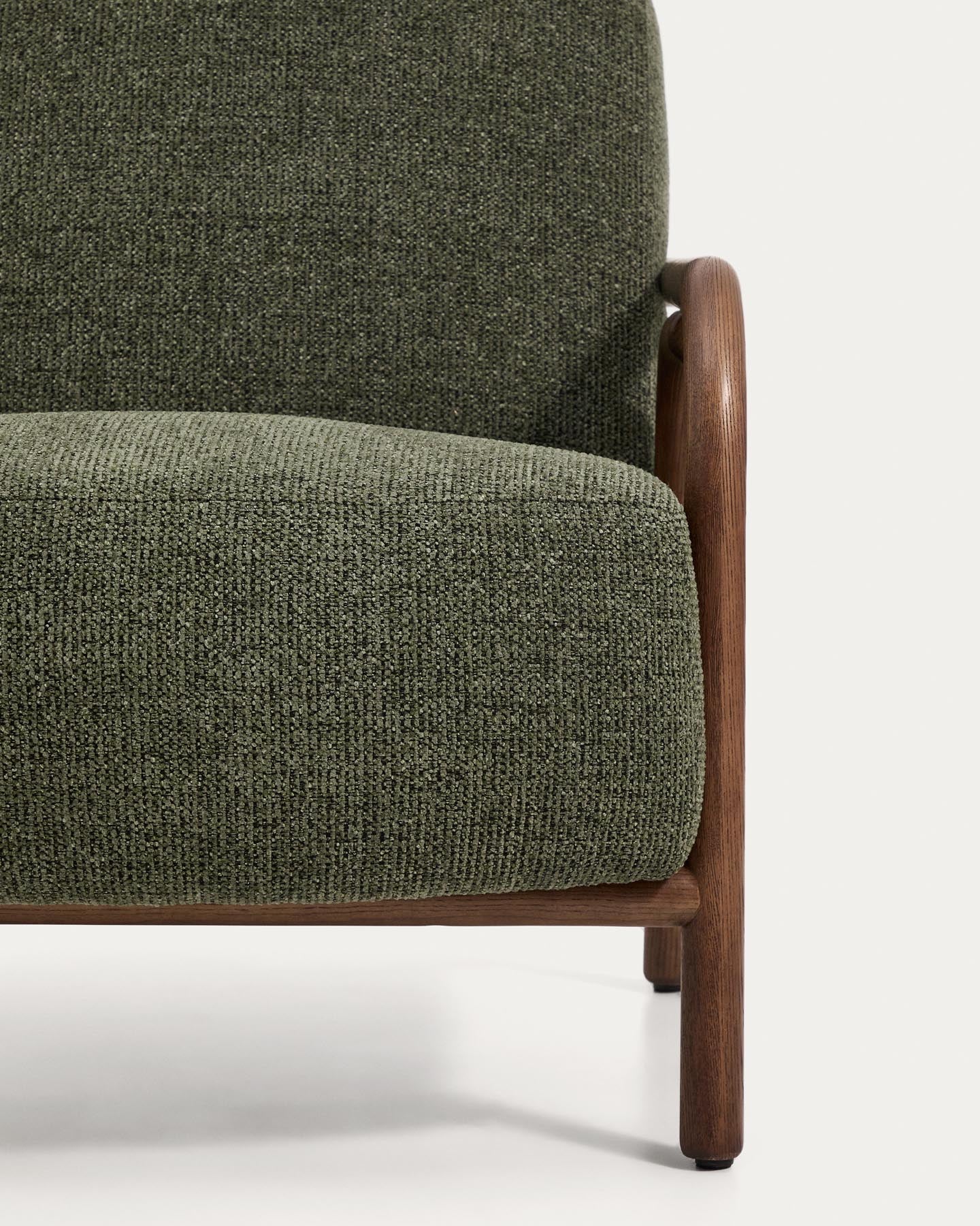 Sessel Sylo aus dunkelgrüner Chenille und massivem Eschenholz mit nussbaumfarbenem Finish, FSC 100 % in Dunkelgrün präsentiert im Onlineshop von KAQTU Design AG. Sessel ist von Kave Home