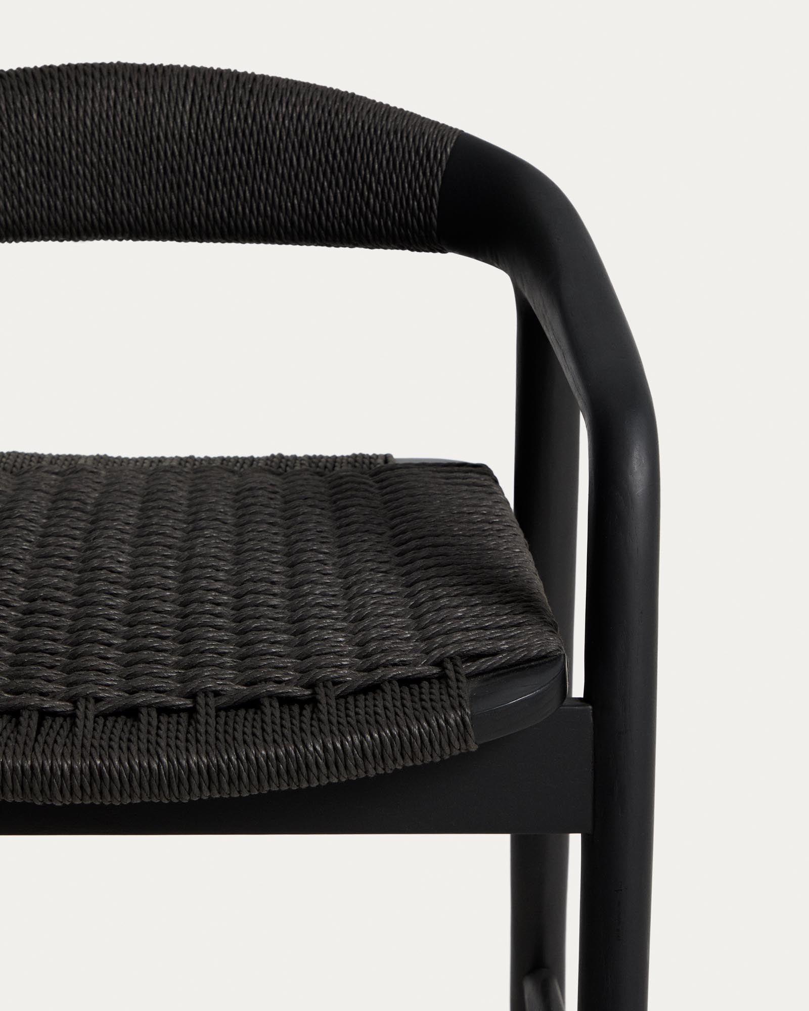 Eleganter Hocker Derile aus robustem Eichenholz mit stilvollem schwarzem Finish und Armlehnen, ideal für moderne Wohnräume.