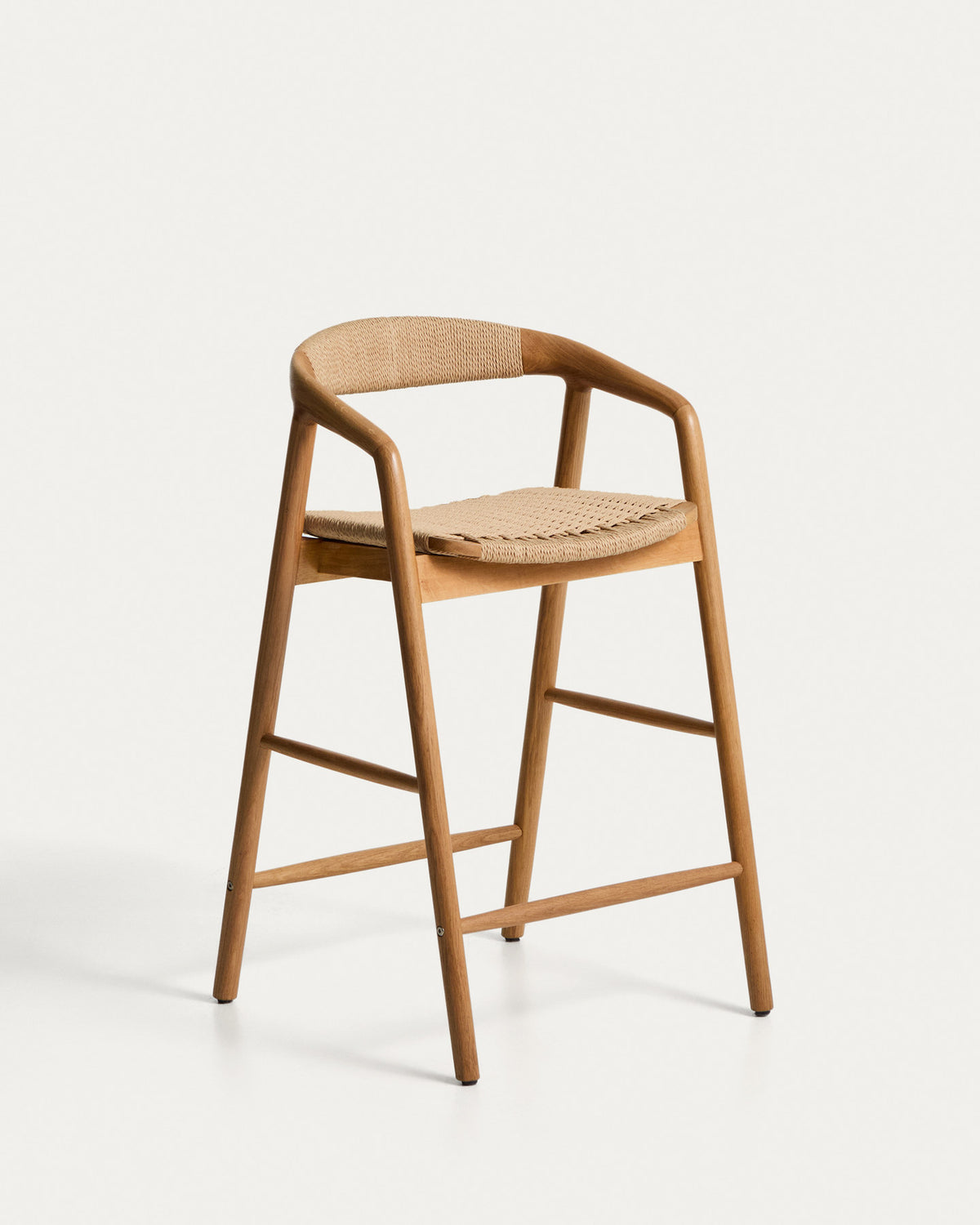 Hocker Derile aus massivem Eichenholz mit Finish in natürlichem Farbton und beigem Papierseil FSC Mix Credit 65 cm in Beige präsentiert im Onlineshop von KAQTU Design AG. Barstuhl mit Armlehne ist von Kave Home