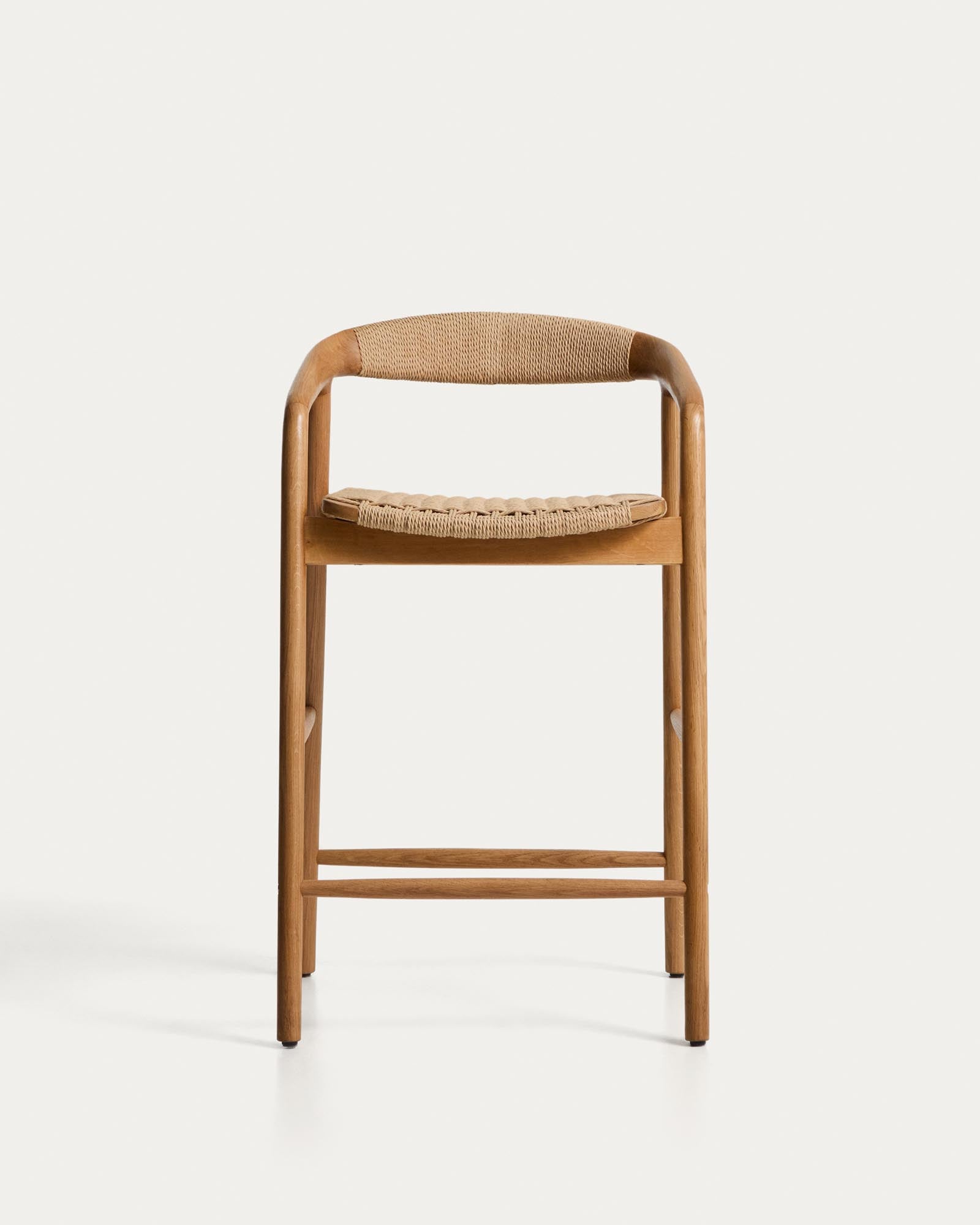 Eleganter Hocker Derile aus robustem Eichenholz, kombiniert mit beigem Papierseil, ideal für stilvolle Bar- und Esszimmergestaltung.