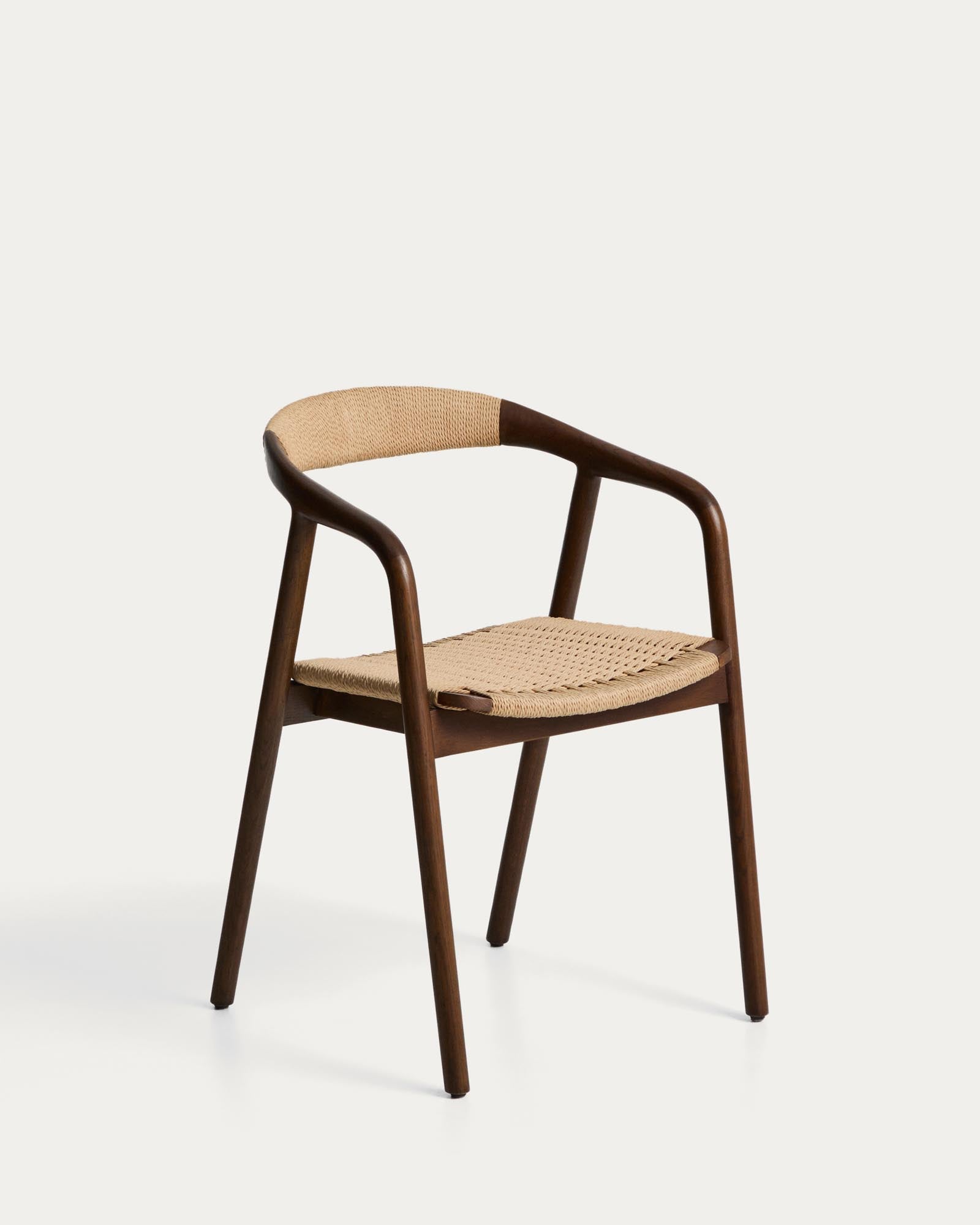 Stuhl Derile aus massivem Eichenholz mit Nussbaum-Finish und beigem Papierseil 100% FSC in Beige präsentiert im Onlineshop von KAQTU Design AG. Stuhl mit Armlehne ist von Kave Home