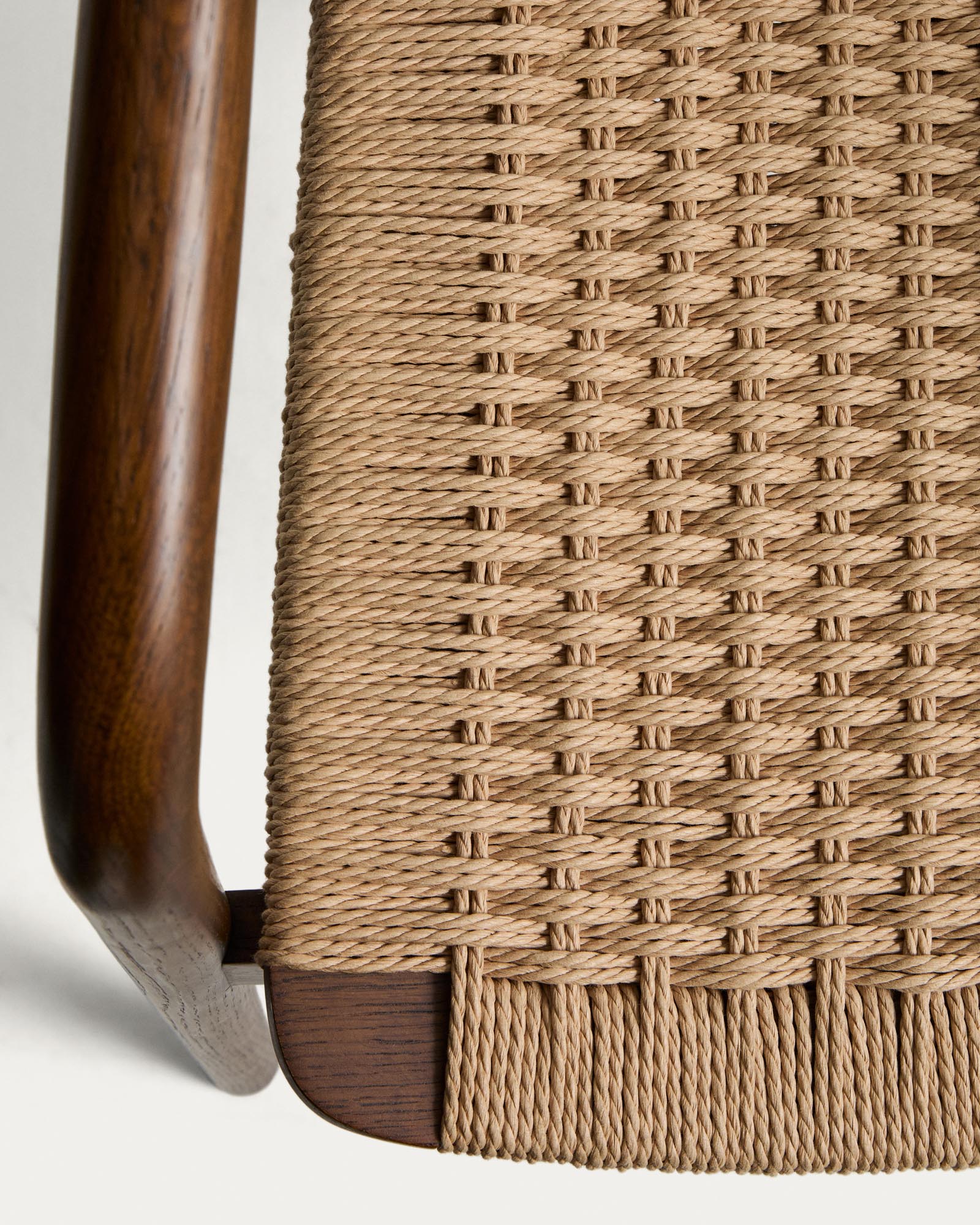 Eleganter Derile Stuhl aus massivem Eichenholz mit Nussbaum-Finish und beigem Papierseil, ideal für stilvolle Wohnräume.