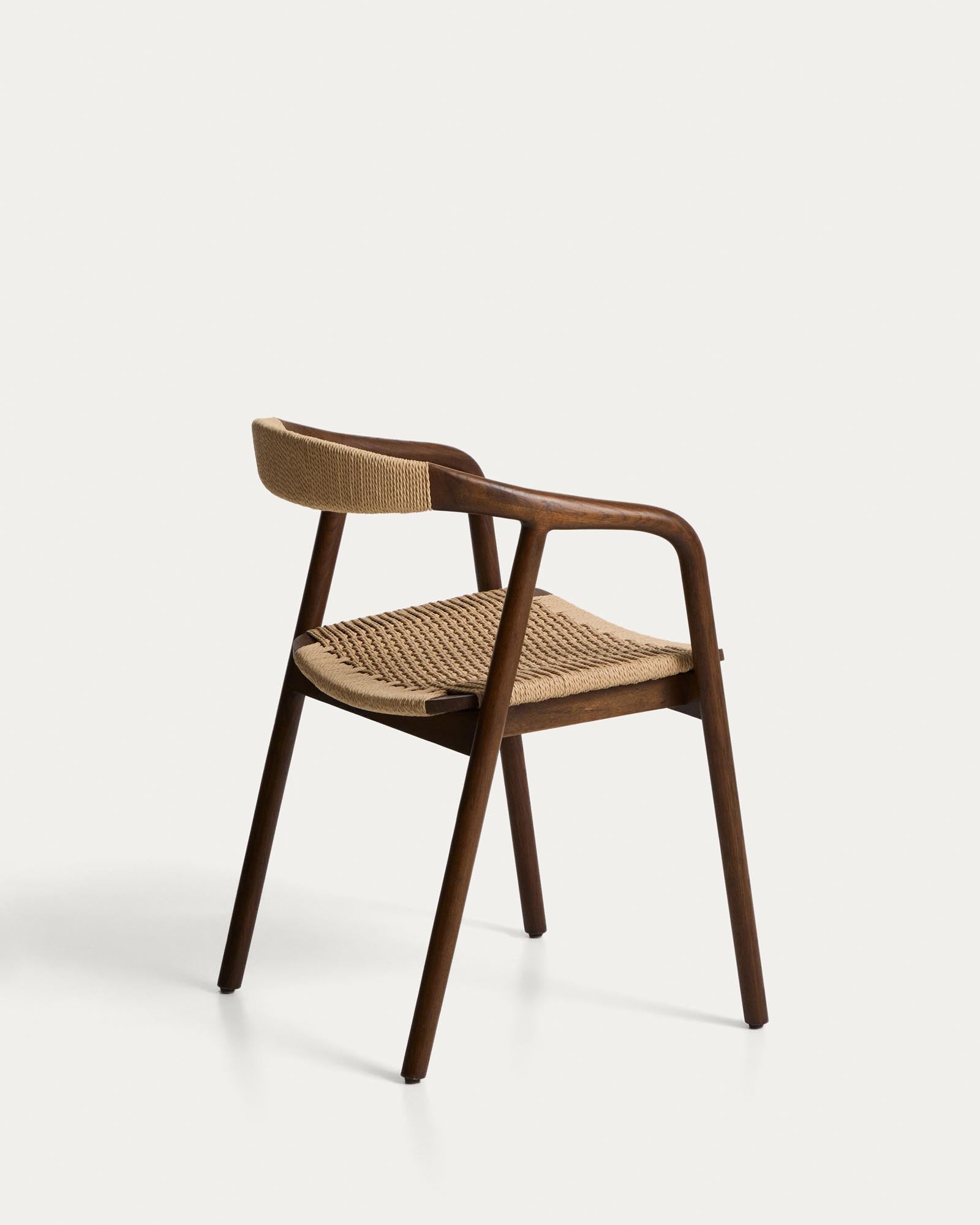 Eleganter Armstuhl Derile aus massivem Eichenholz mit Nussbaum-Finish und beigem Papierseil, ideal für stilvolle Wohnräume.