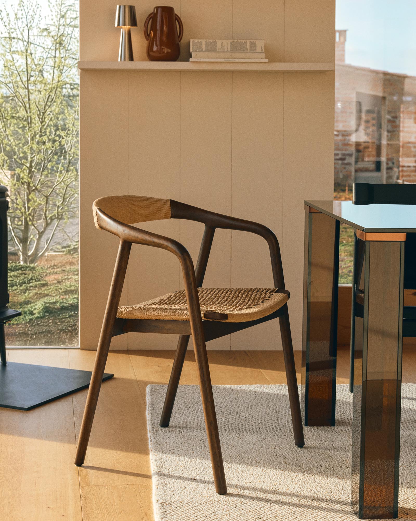 Eleganter Stuhl Derile aus Eichenholz mit Nussbaum-Finish, beigem Papierseil und Armlehnen, ideal für stilvolle Wohnräume.