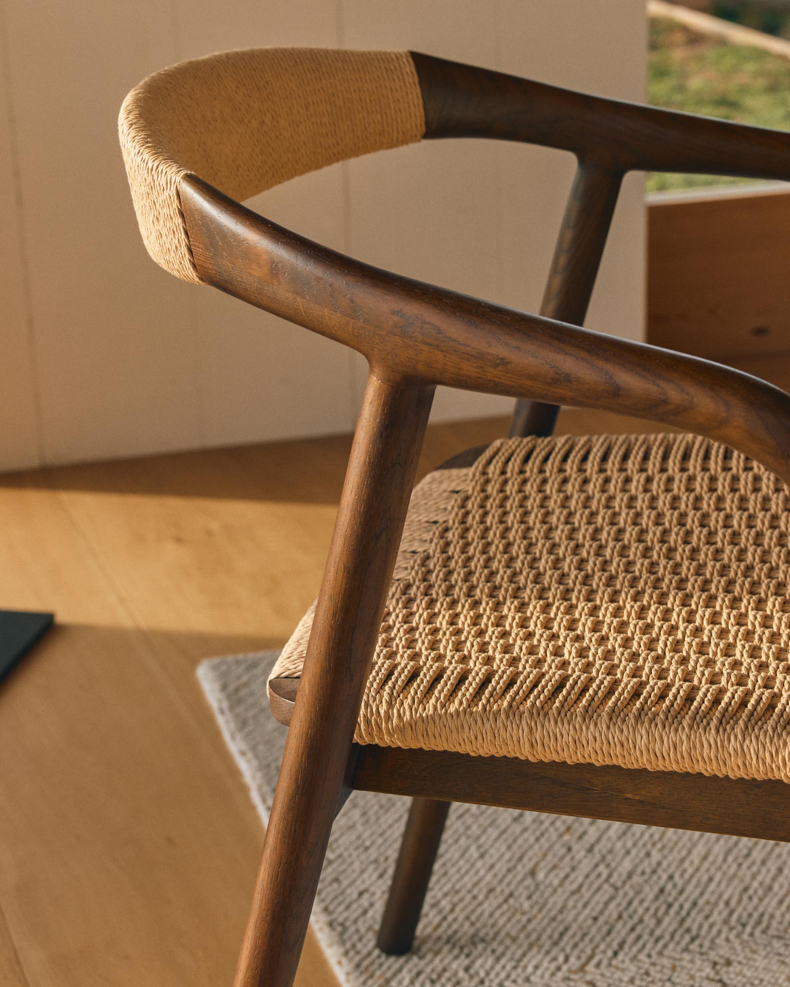 Stuhl Derile aus robustem Eichenholz mit edlem Nussbaum-Finish und beigem Papierseil, perfekt für moderne Einrichtungskonzepte.
