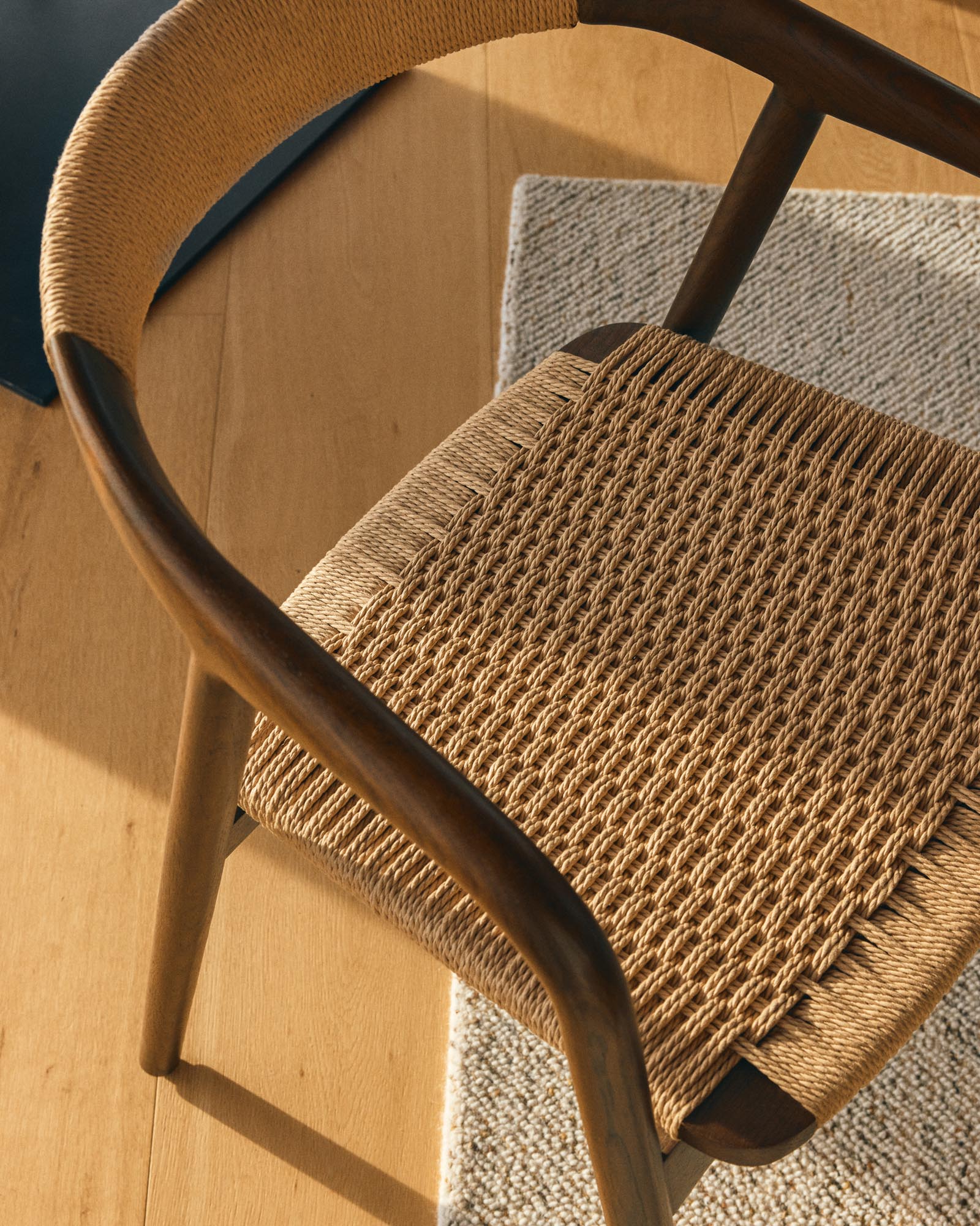 Eleganter Derile Stuhl aus massivem Eichenholz mit Nussbaum-Finish und beigem Papierseil, ideal für stilvolle Wohnräume.