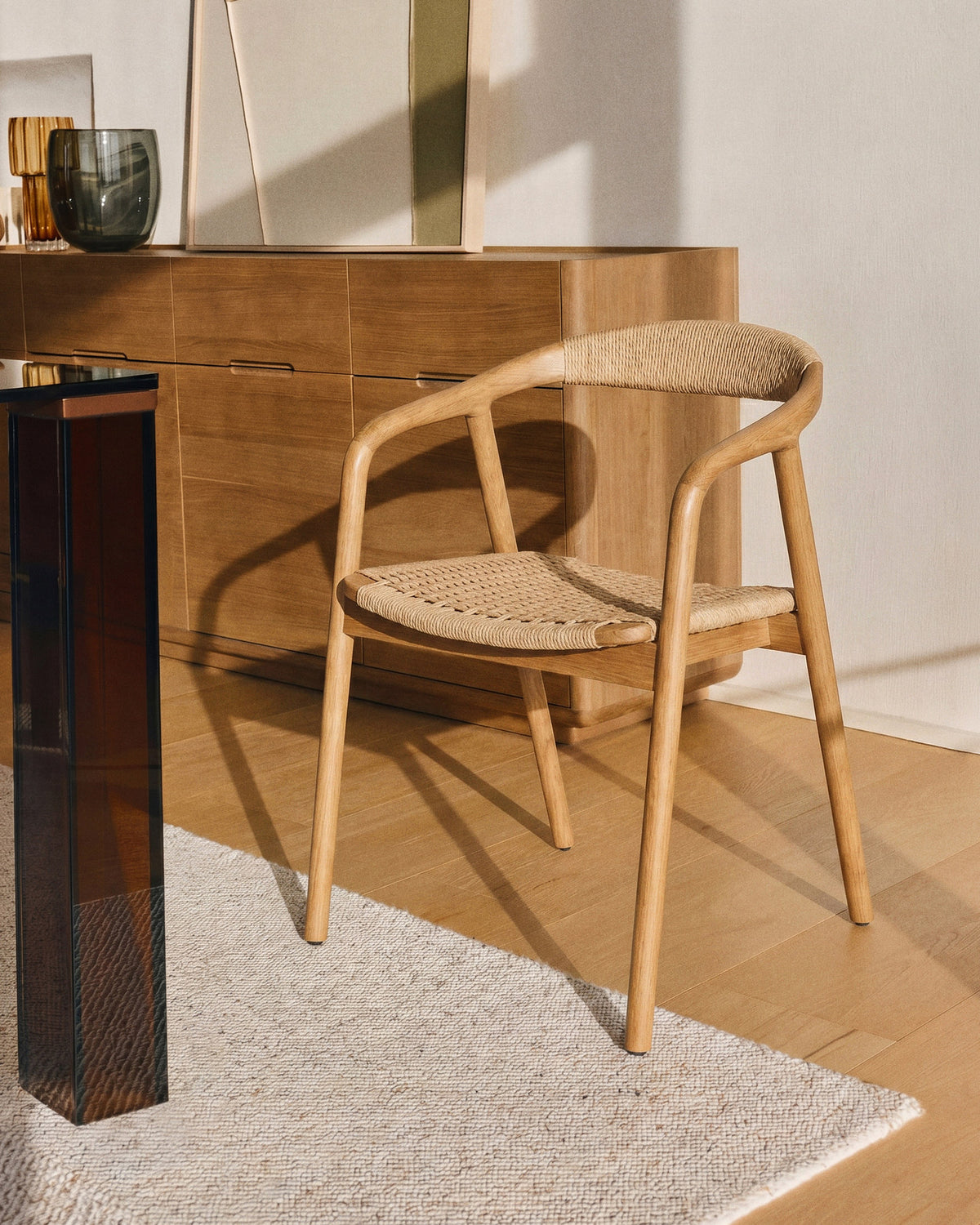 Stuhl Derile aus massivem Eichenholz mit Finish in natürlichem Farbton und beigem Papierseil FSC Mix Credit in Beige präsentiert im Onlineshop von KAQTU Design AG. Stuhl mit Armlehne ist von Kave Home